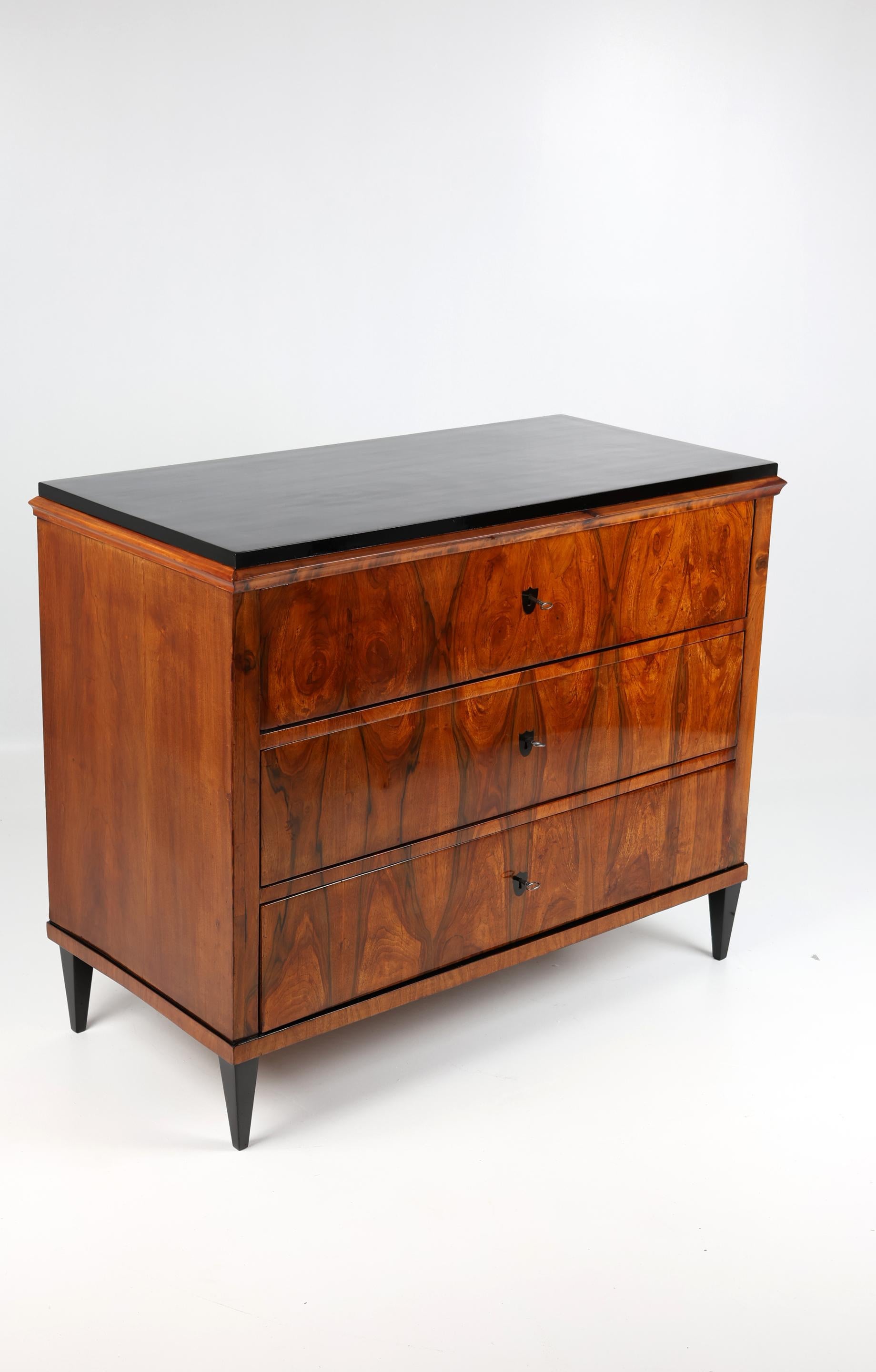Tedesco Cassettiera in noce Biedermeier del XIX secolo in vendita