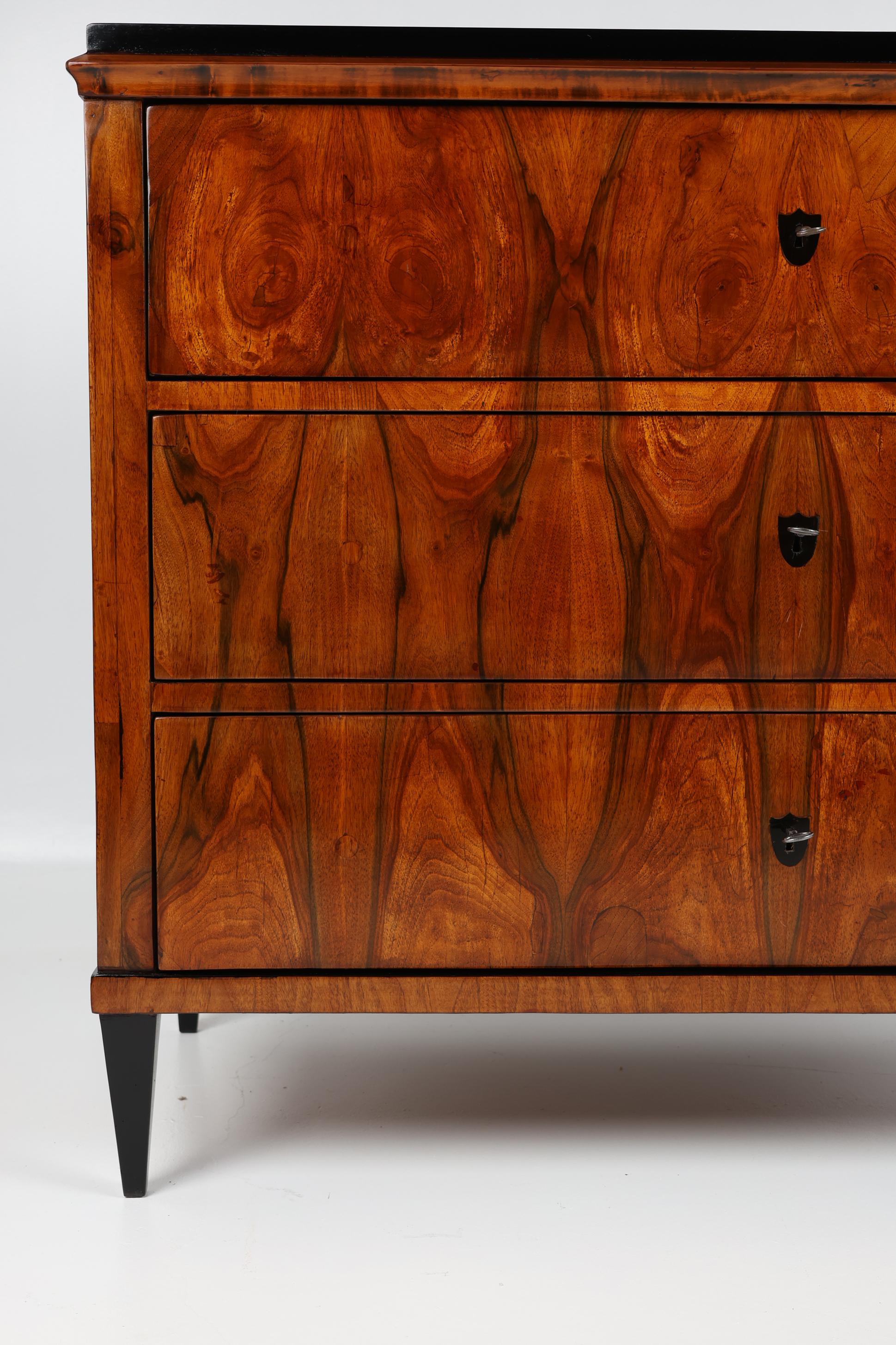 Ebanizzato Cassettiera in noce Biedermeier del XIX secolo in vendita