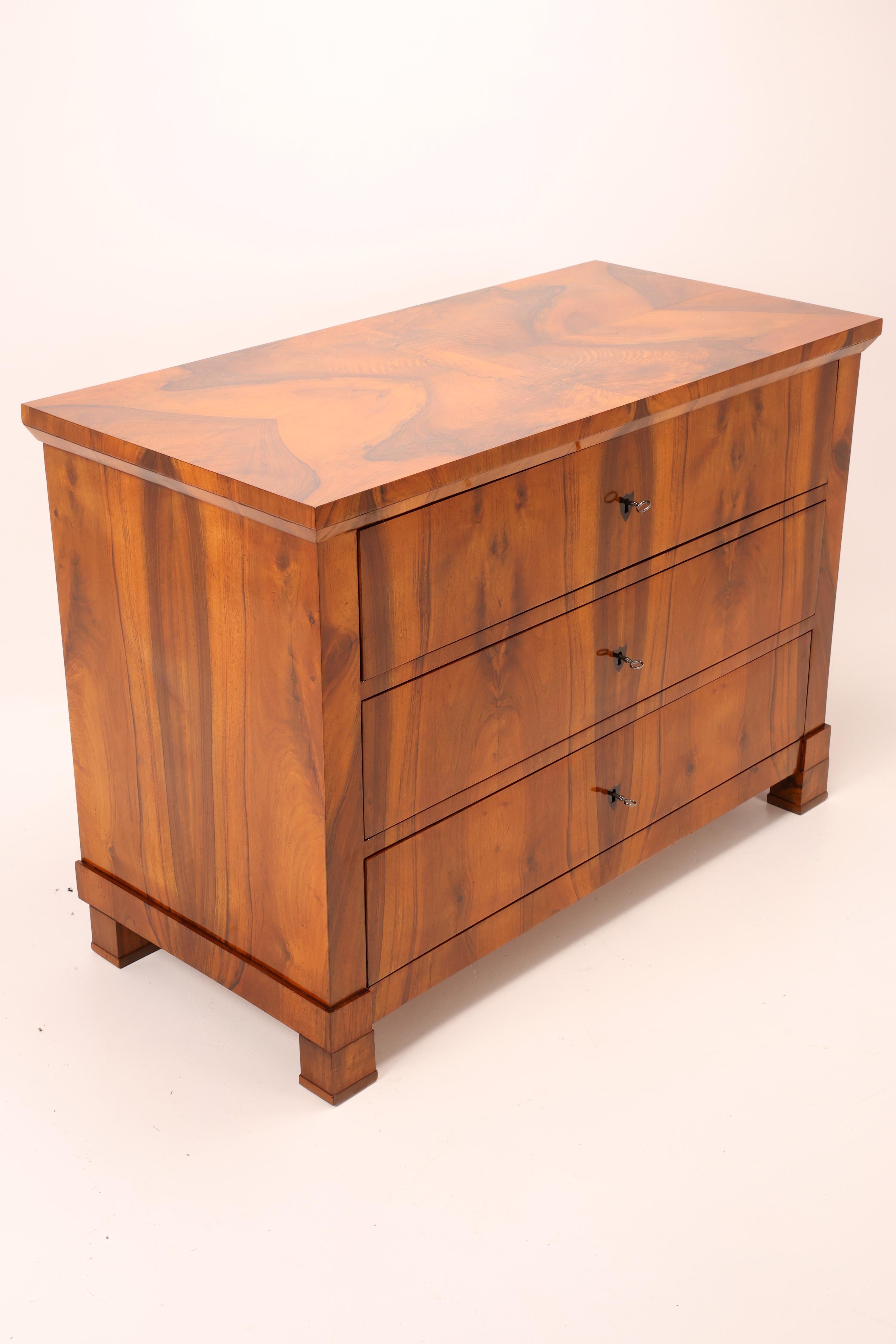 19th Century Biedermeier Walnut Chest of Drawers In Good Condition For Sale In Stahnsdorf, DE