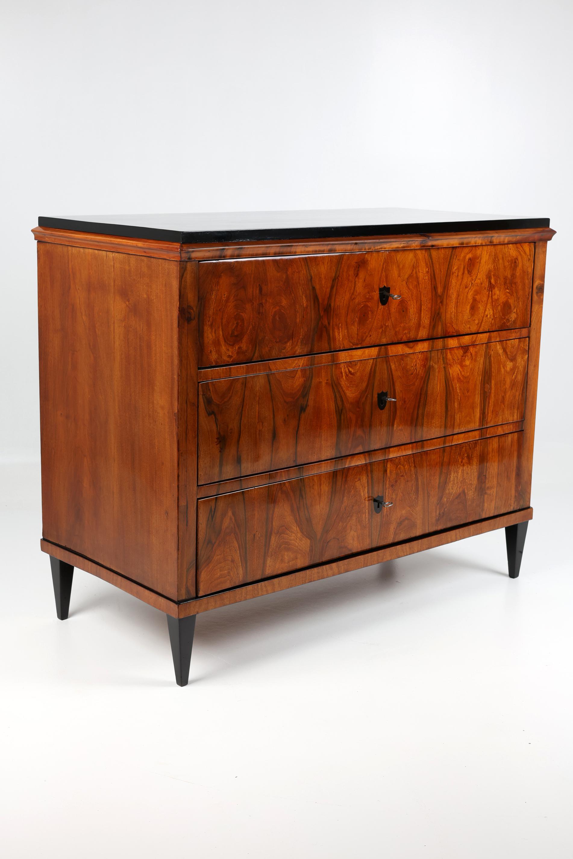 Noce Cassettiera in noce Biedermeier del XIX secolo in vendita
