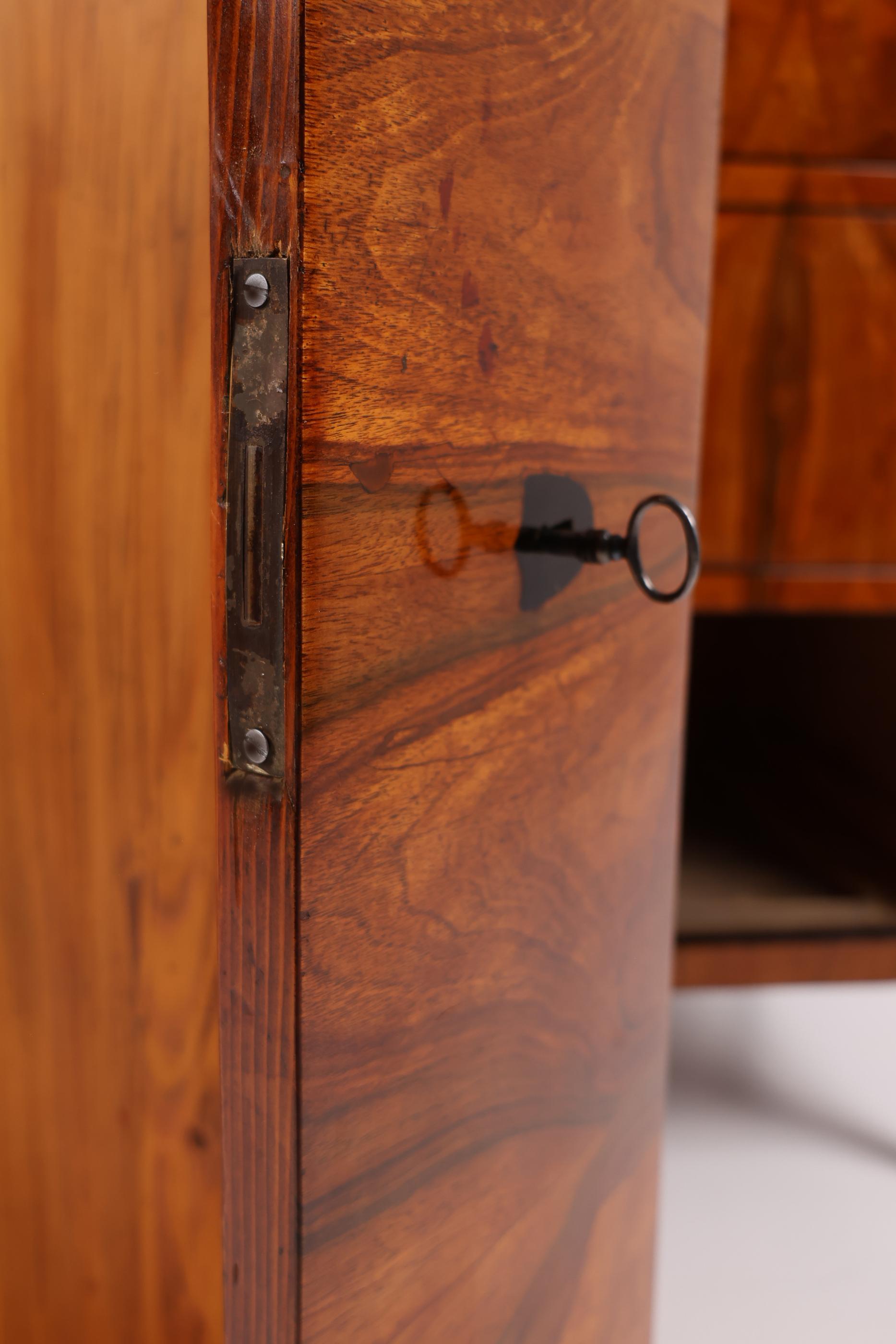 Cassettiera in noce Biedermeier del XIX secolo in vendita 2