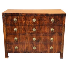 Commode en noyer Biedermeier du XIXe siècle. Vienne, vers 1825.