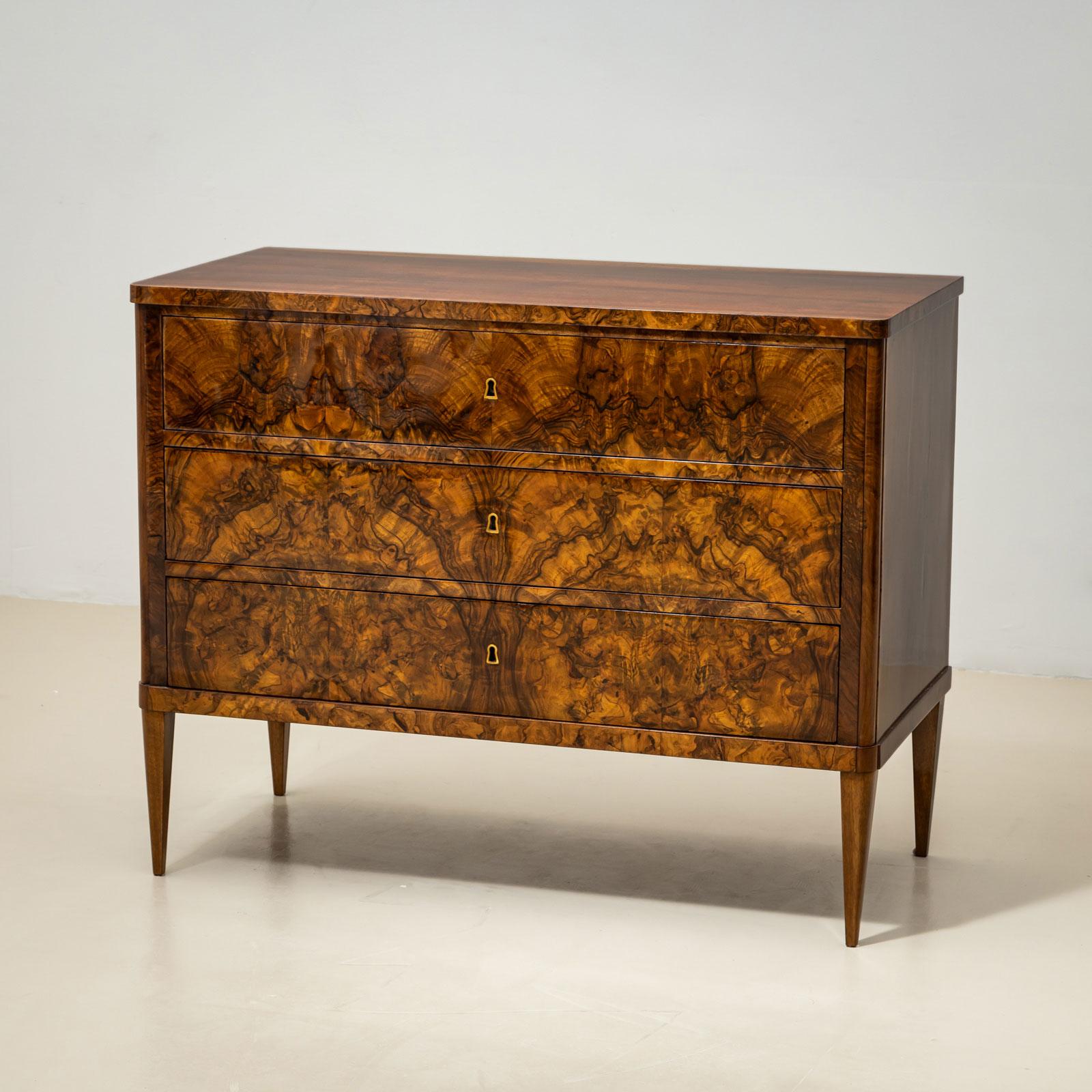 Cómoda Biedermeier de Nogal, Italia, S. XIX Latón en venta