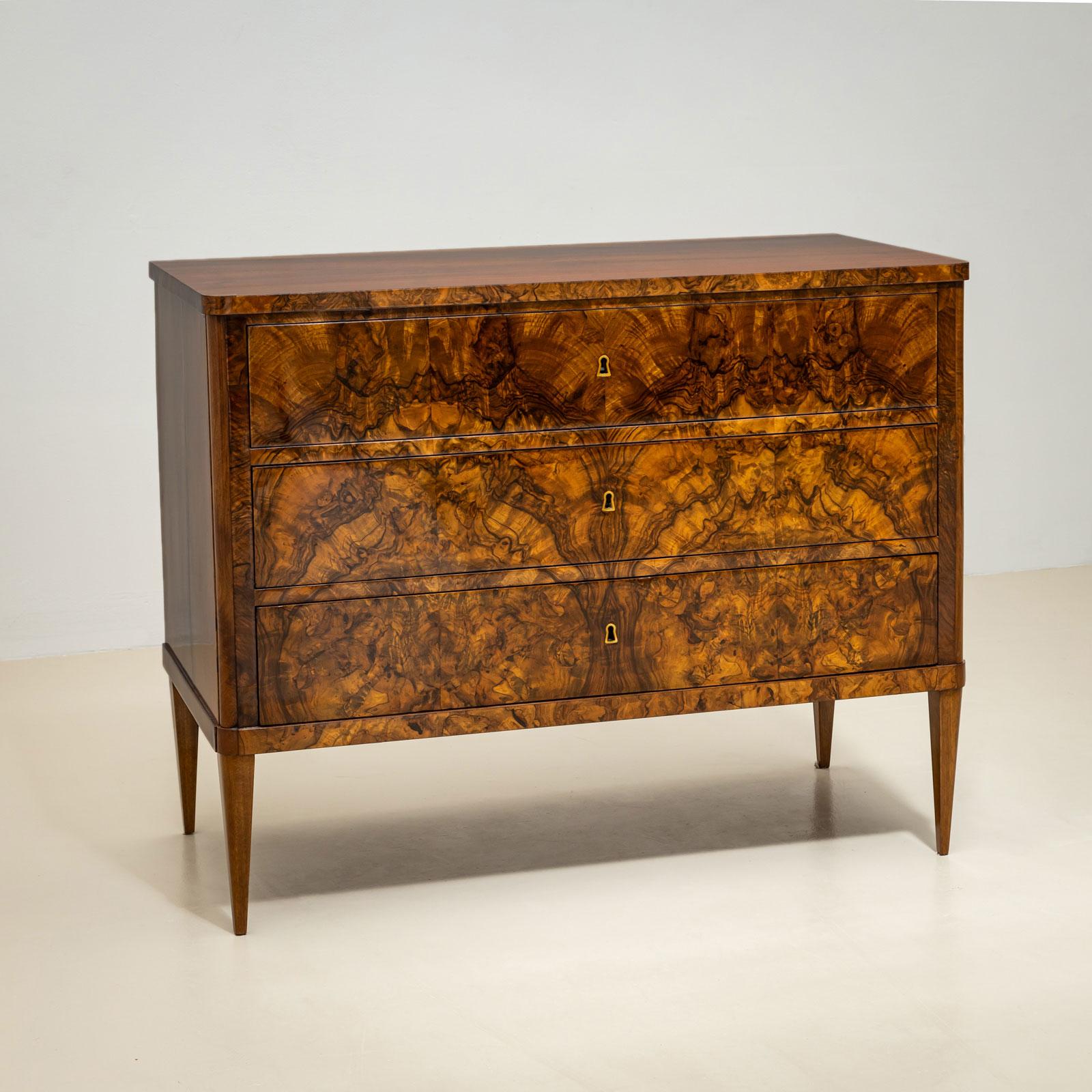 Cómoda Biedermeier de Nogal, Italia, S. XIX en venta 1