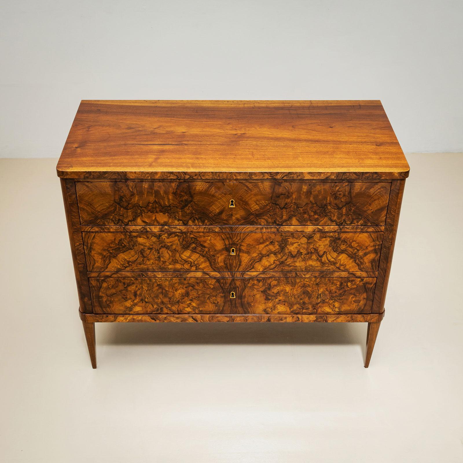 Cómoda Biedermeier de Nogal, Italia, S. XIX en venta 2