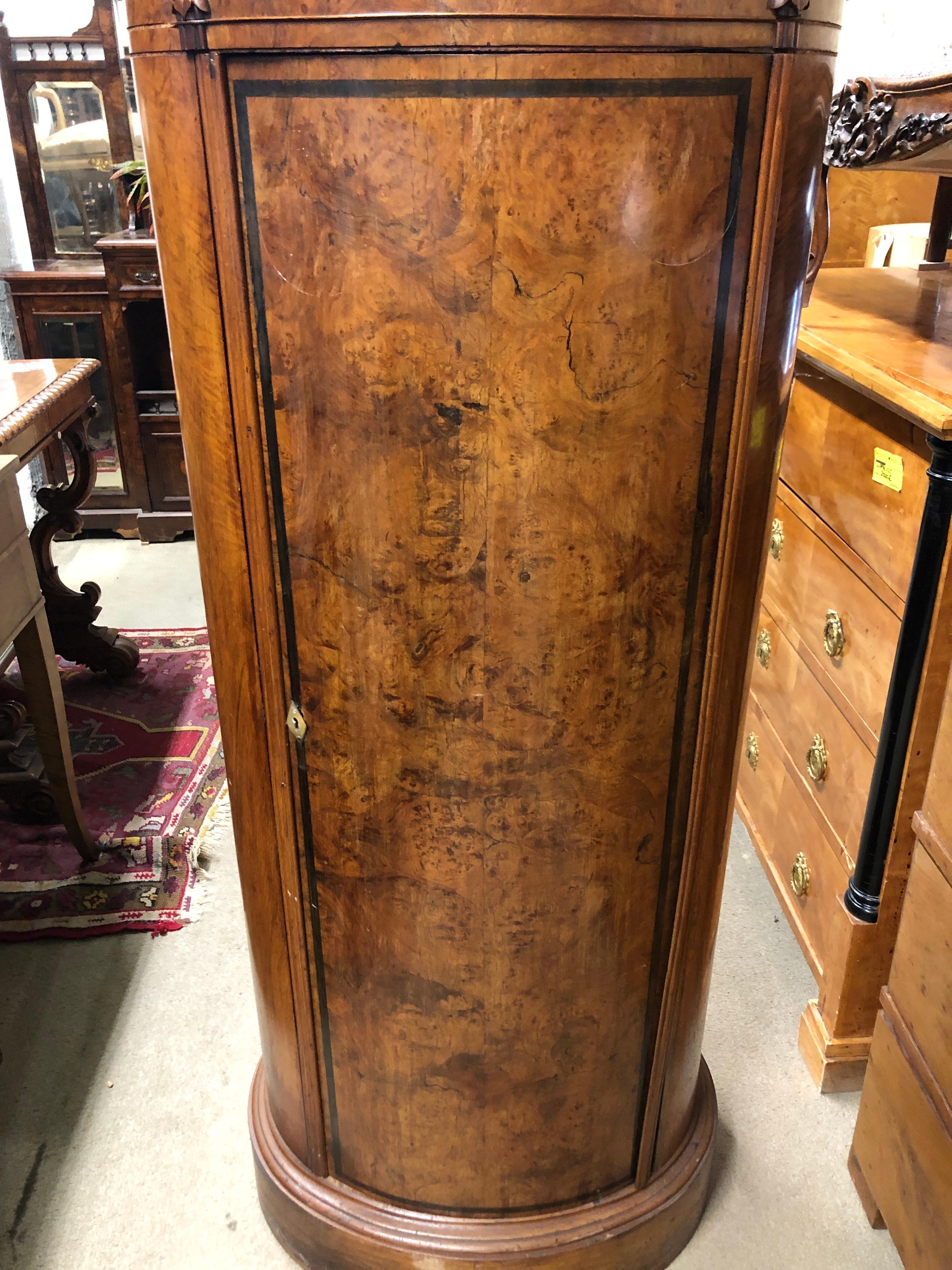 Barschrank im dänischen Stil:: Biedermeier. Zeitraum Mitte des 19. Jahrhunderts:: in Nussbaum Wurzel. Klein und leicht in jedem Raum des Hauses zu platzieren. Im Inneren der Regale können die Flaschen und ein Zubehörteil zur Aufbewahrung der Gläser