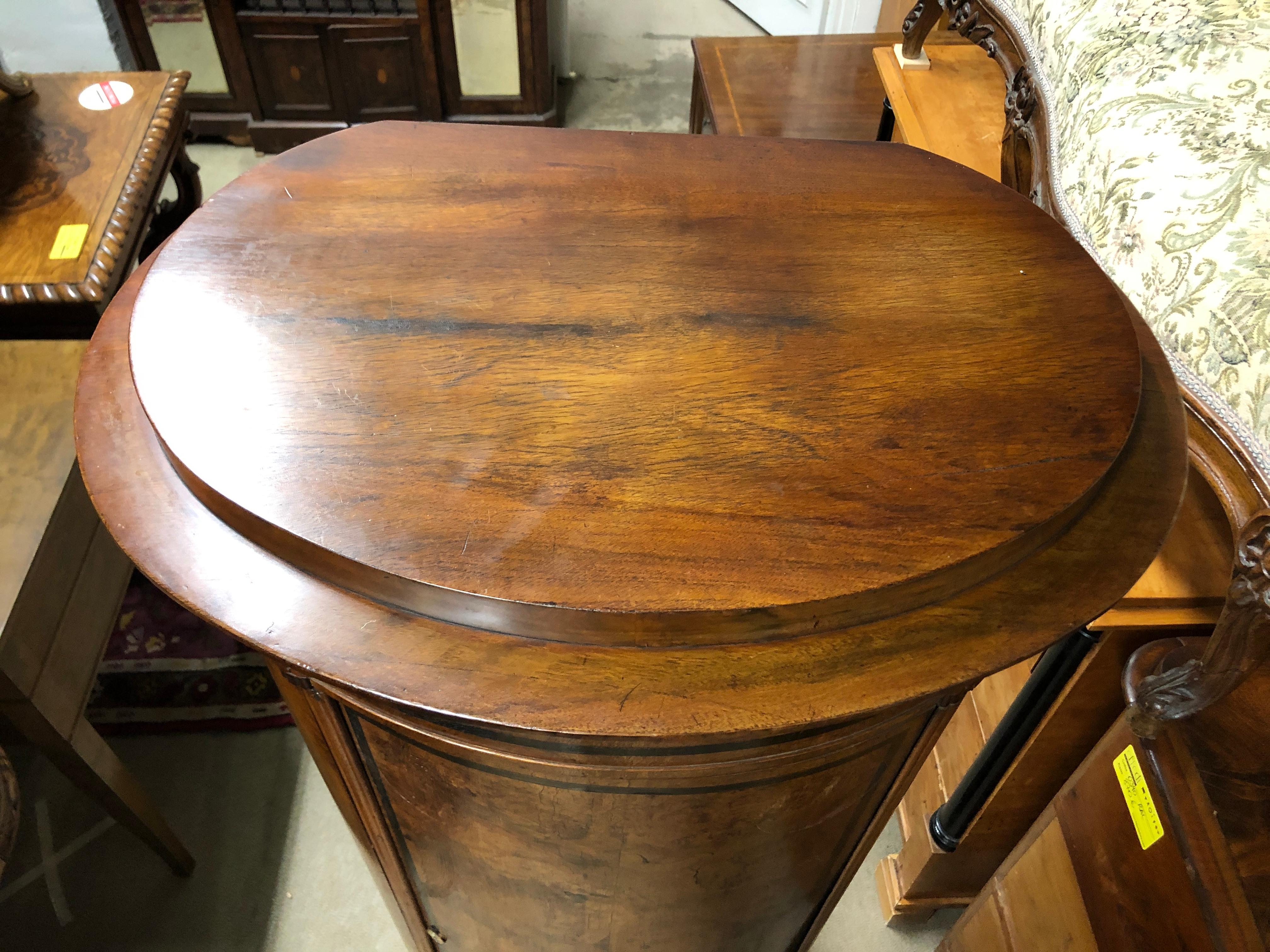 biedermeier Barschrank aus Nussbaum:: 19. Jahrhundert:: 1860er Jahre (Biedermeier)