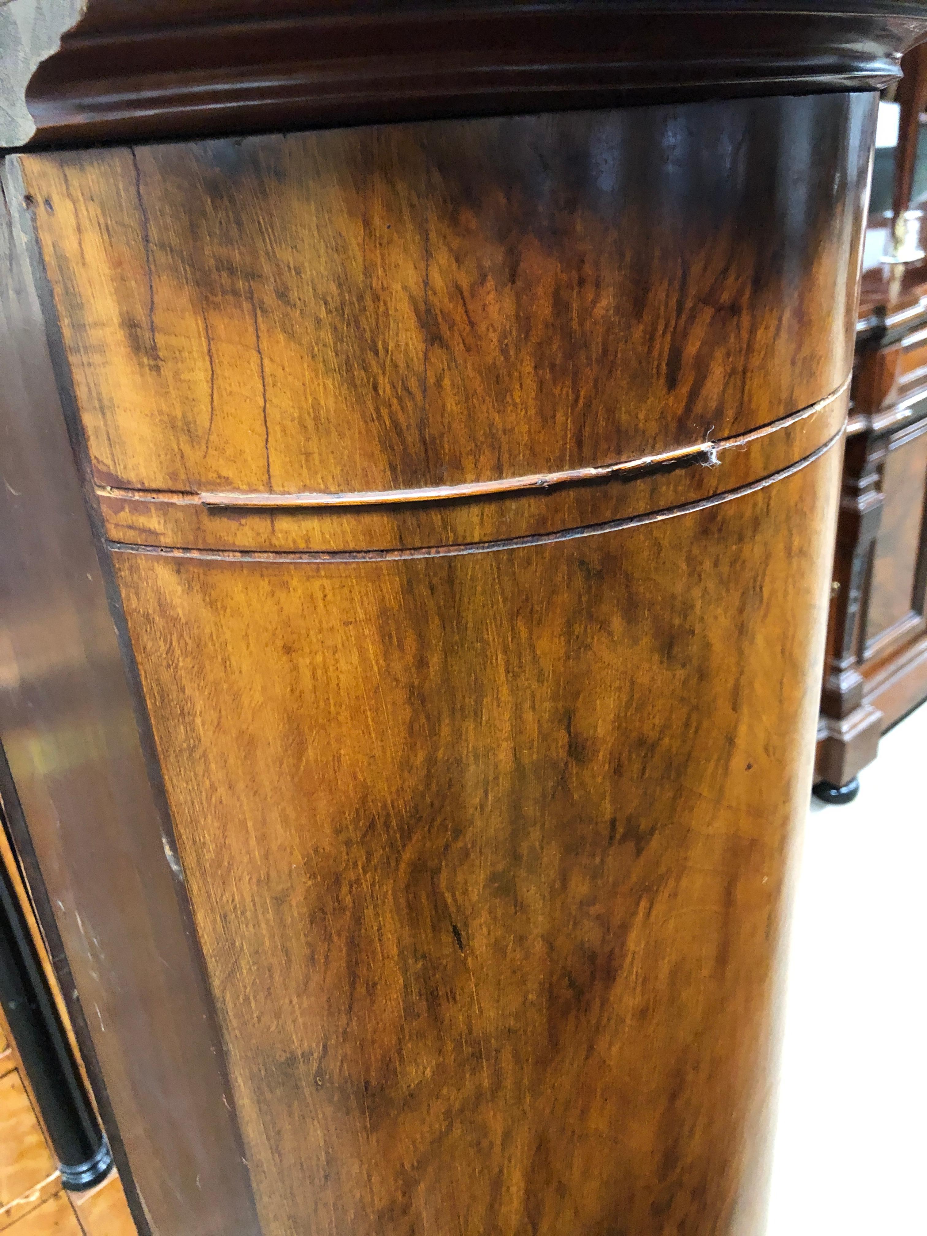 biedermeier Barschrank aus Nussbaum:: 19. Jahrhundert:: 1860er Jahre (Dänisch)