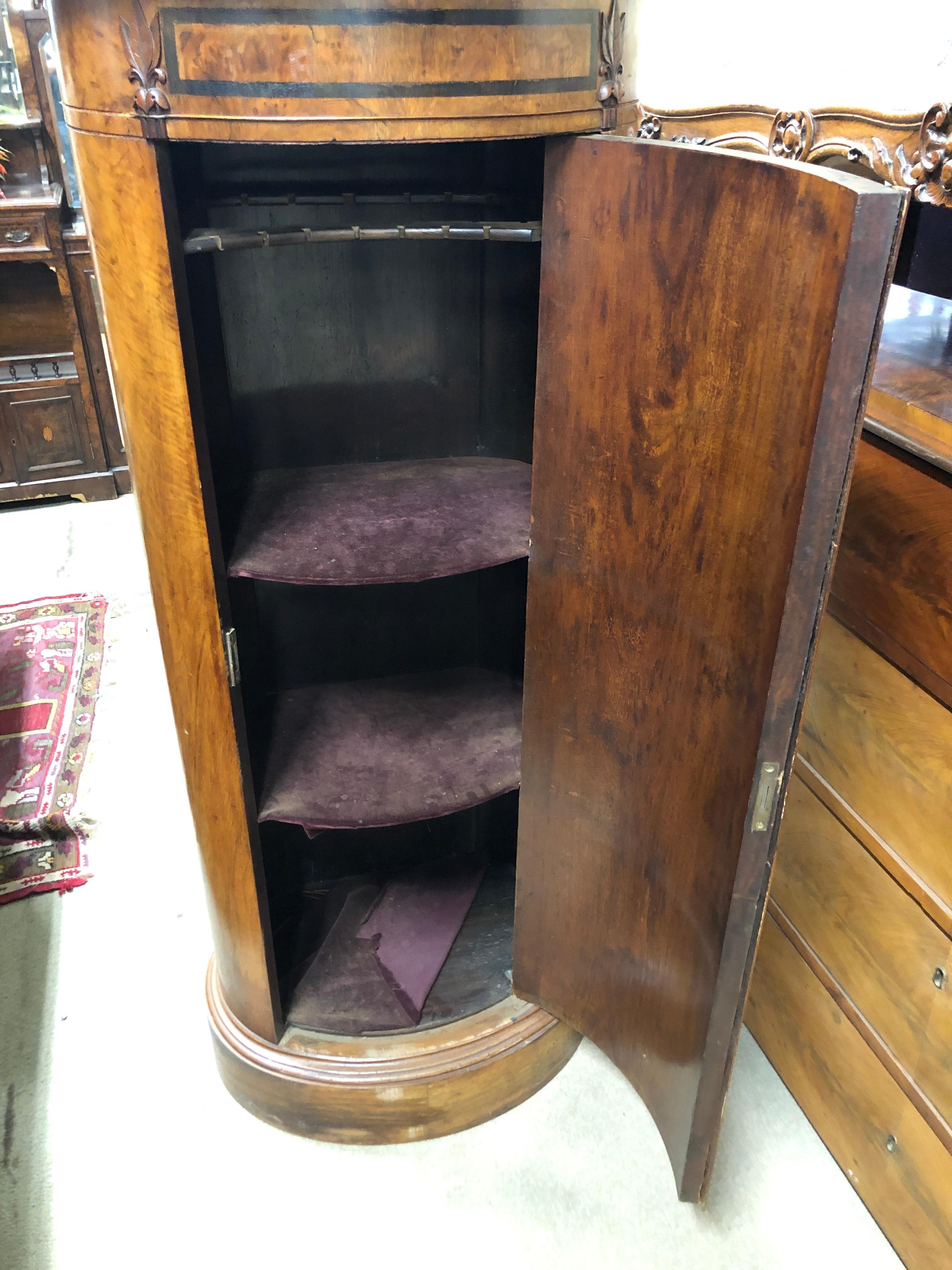 biedermeier Barschrank aus Nussbaum:: 19. Jahrhundert:: 1860er Jahre (Mittleres 19. Jahrhundert)