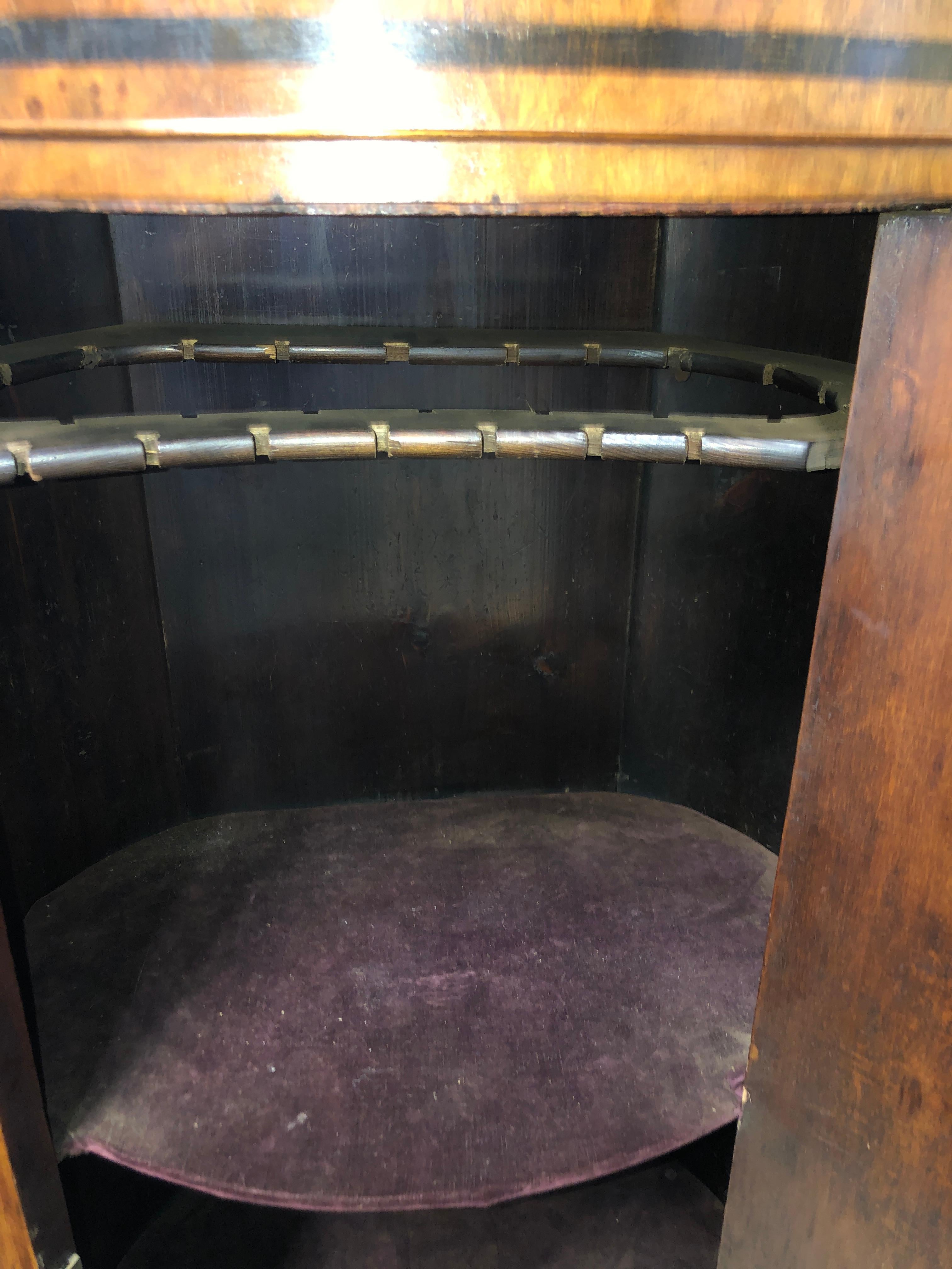 biedermeier Barschrank aus Nussbaum:: 19. Jahrhundert:: 1860er Jahre (Walnuss)
