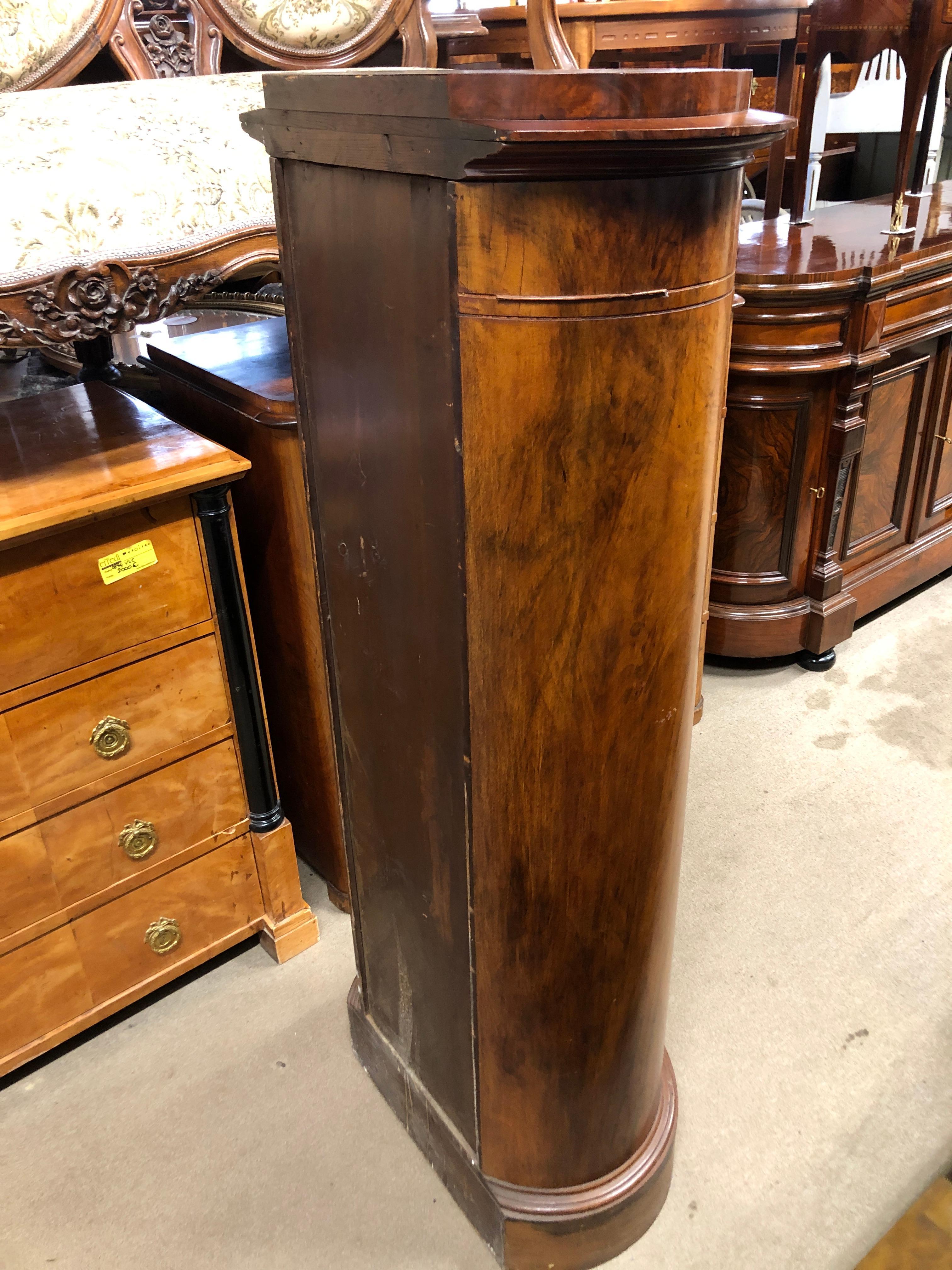 biedermeier Barschrank aus Nussbaum:: 19. Jahrhundert:: 1860er Jahre 2