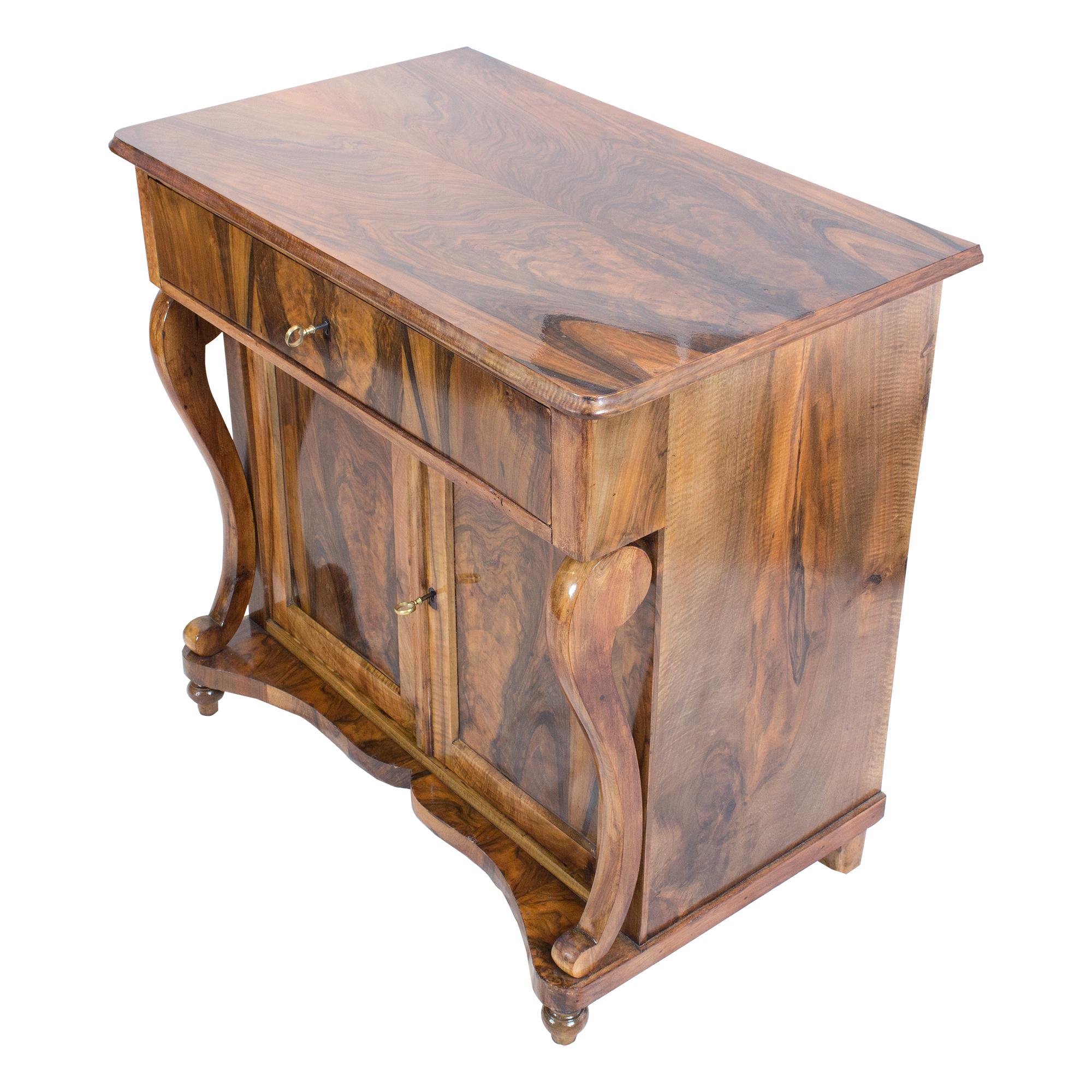 Tedesco Mezzo armadio consolle in noce Biedermeier del XIX secolo in vendita
