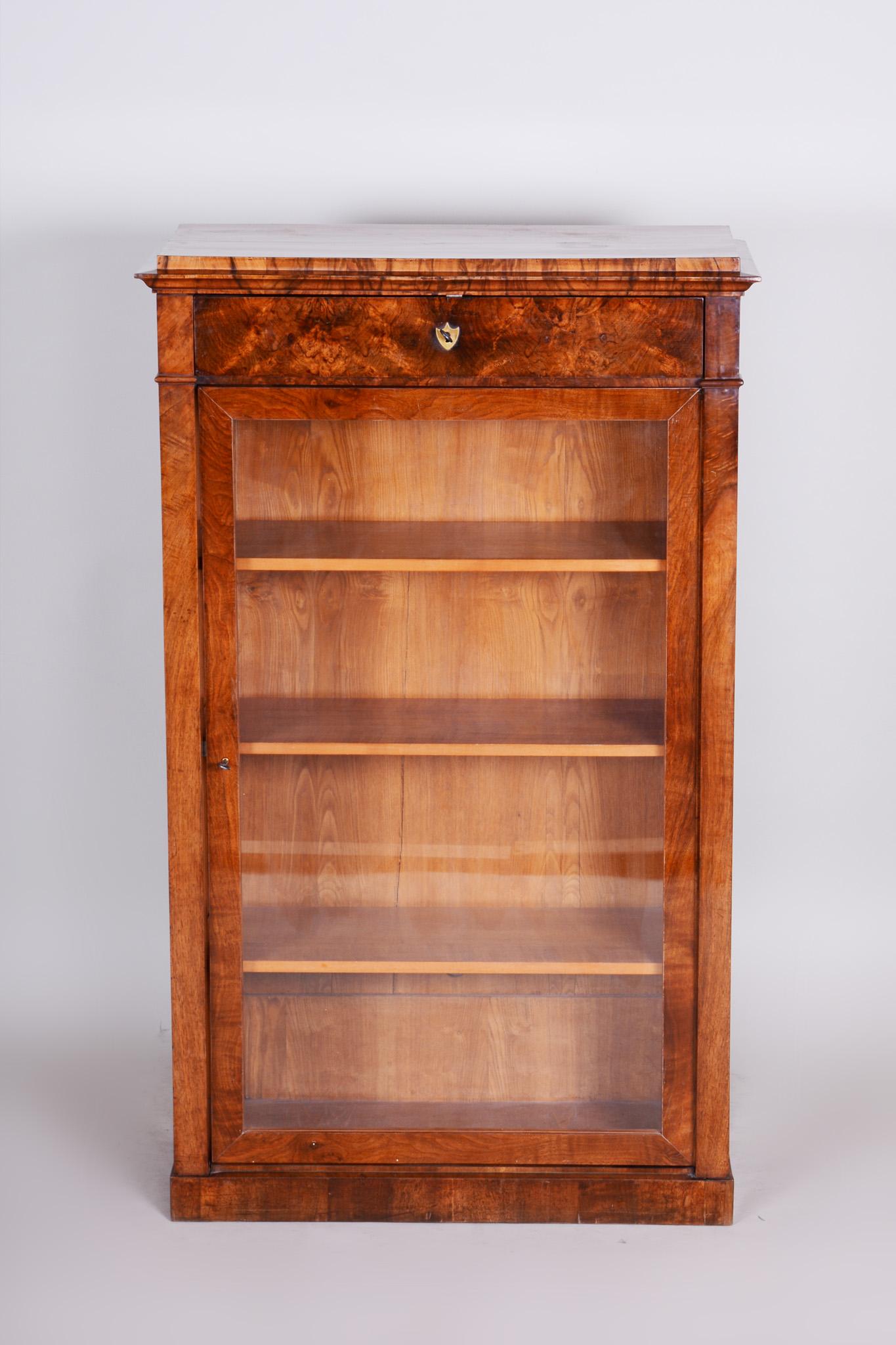 19th century Biedermeier display bookcase
Completely restored to shellac polish.
Material: Walnut
Period: 1830 - 1839
Source: Bohemia - Czechia.
