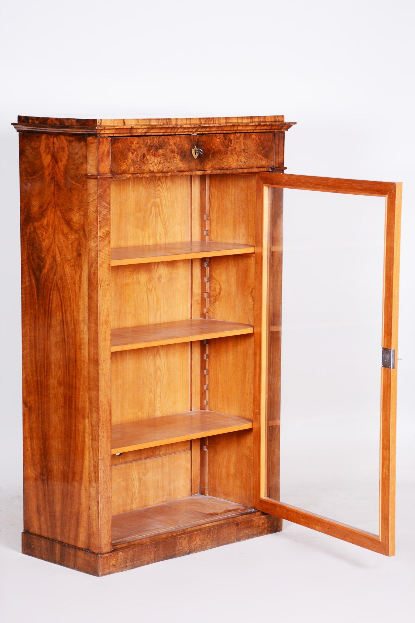 19th Century Biedermeier Walnut Display Display Bookcase, Czechia For Sale 1
