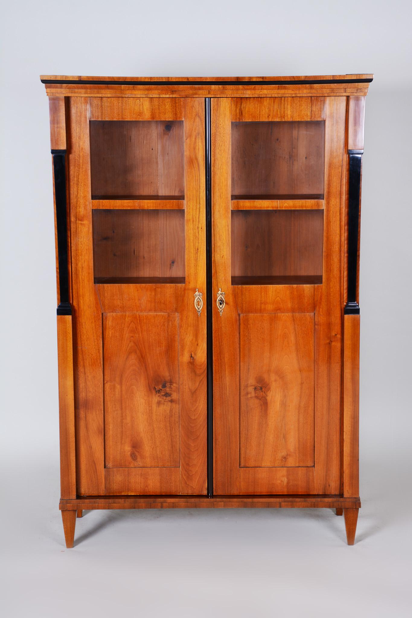 Shipping to any US port only for $290 USD

19th century Biedermeier double-door display bookcase
Completely restored to shellac polish.
Material: Walnut
Period: 1810 - 1819
Source: Austria - Vienna.

We guarantee safe a the cheapest air transport
