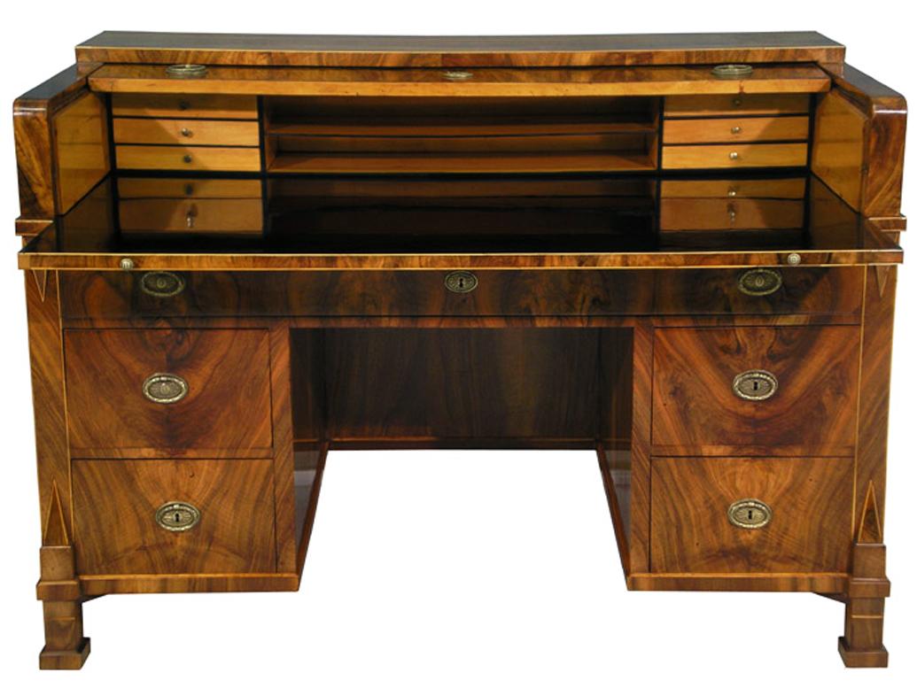Hallo,
Dieser außergewöhnliche Biedermeier-Schreibtisch ist das beste Beispiel für ein hochwertiges Wiener Stück aus der Zeit um 1825.

Das Wiener Biedermeier zeichnet sich durch seine raffinierten Proportionen, sein seltenes und raffiniertes Design