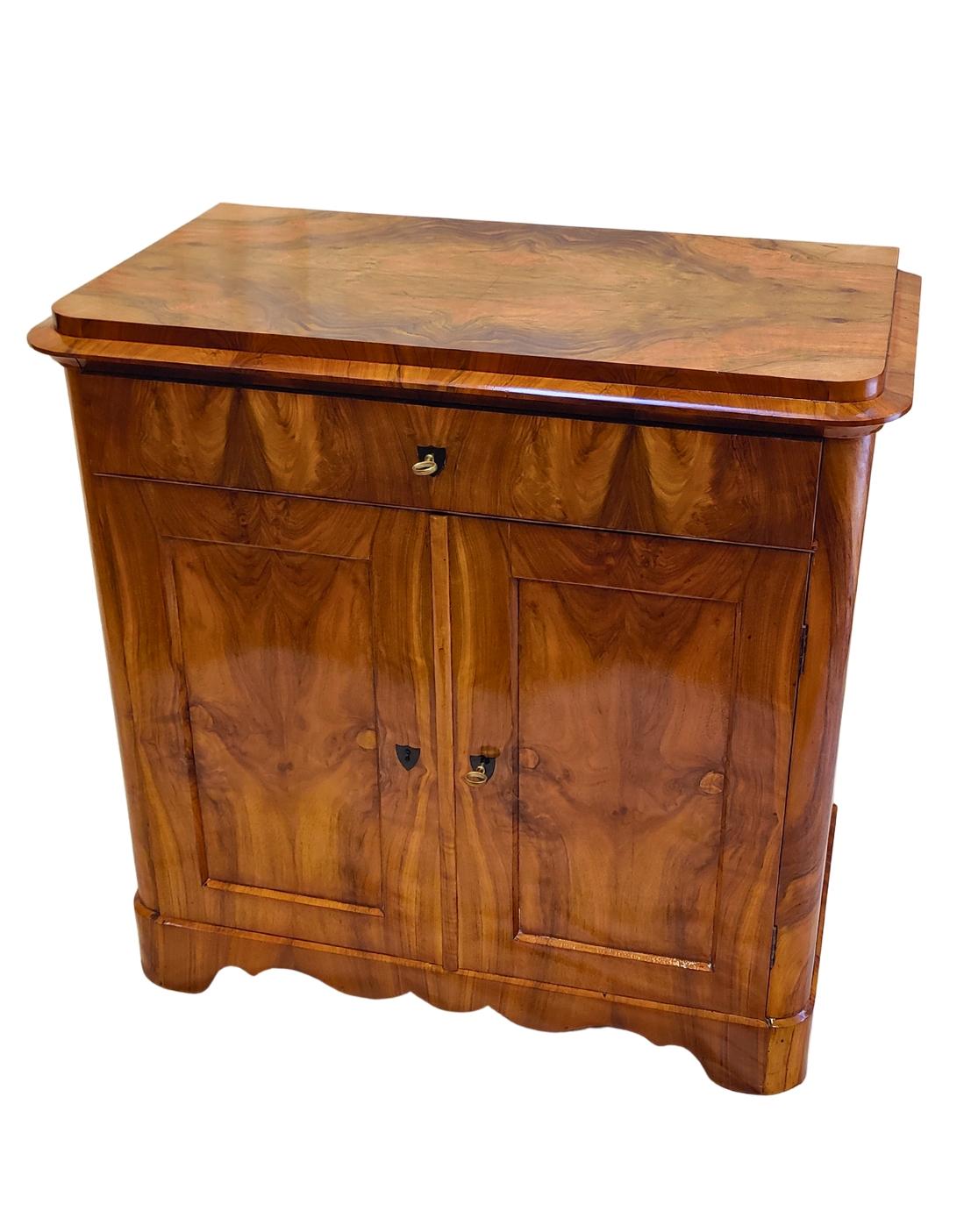 Biedermeier Halbschrank/Kommode aus Nussbaumholz, 19. Jahrhundert (Deutsch) im Angebot