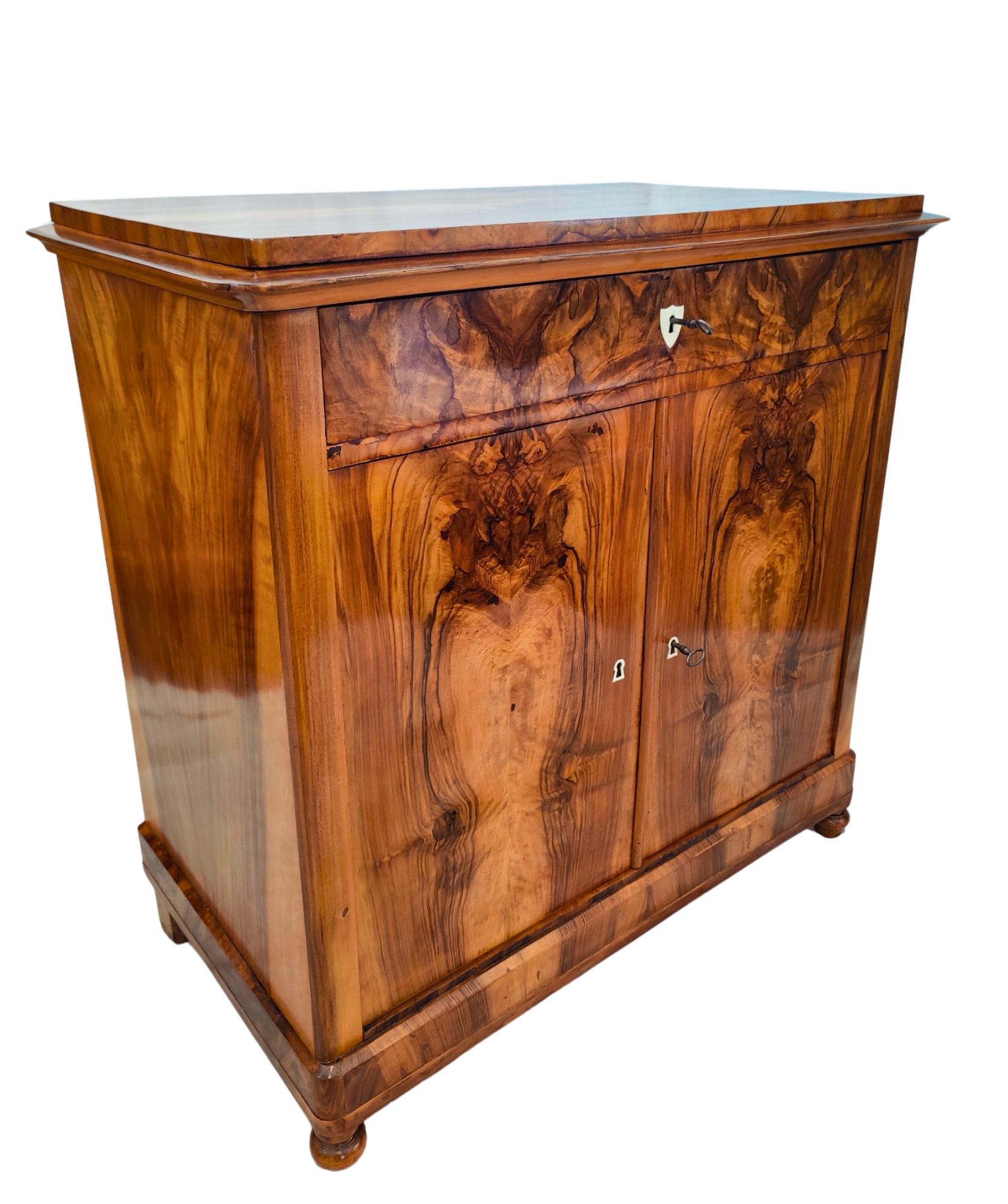 19th Century Biedermeier Walnut Half Cabinet / Commode In Good Condition For Sale In Darmstadt, DE