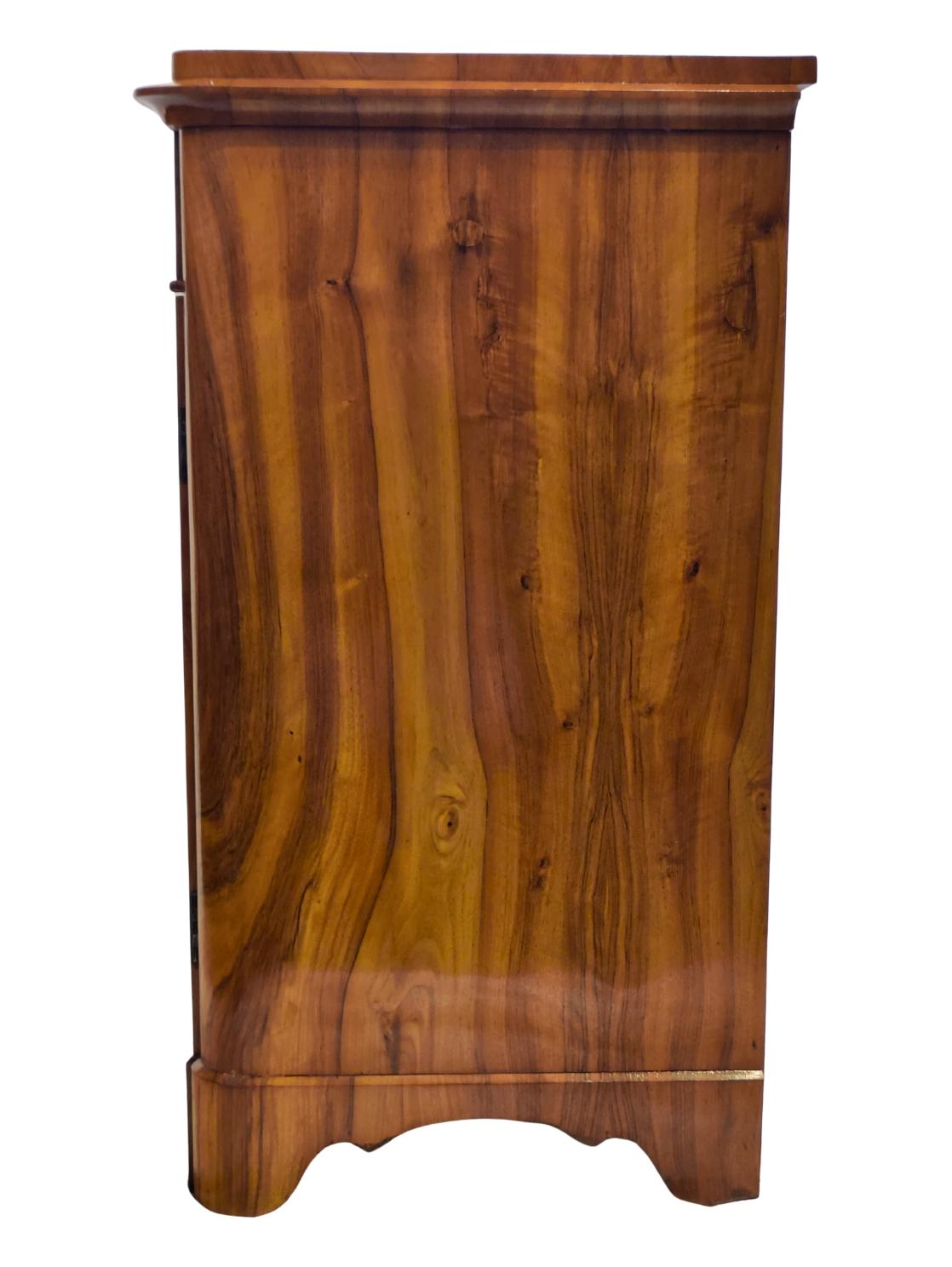Biedermeier Halbschrank/Kommode aus Nussbaumholz, 19. Jahrhundert im Zustand „Gut“ im Angebot in Darmstadt, DE