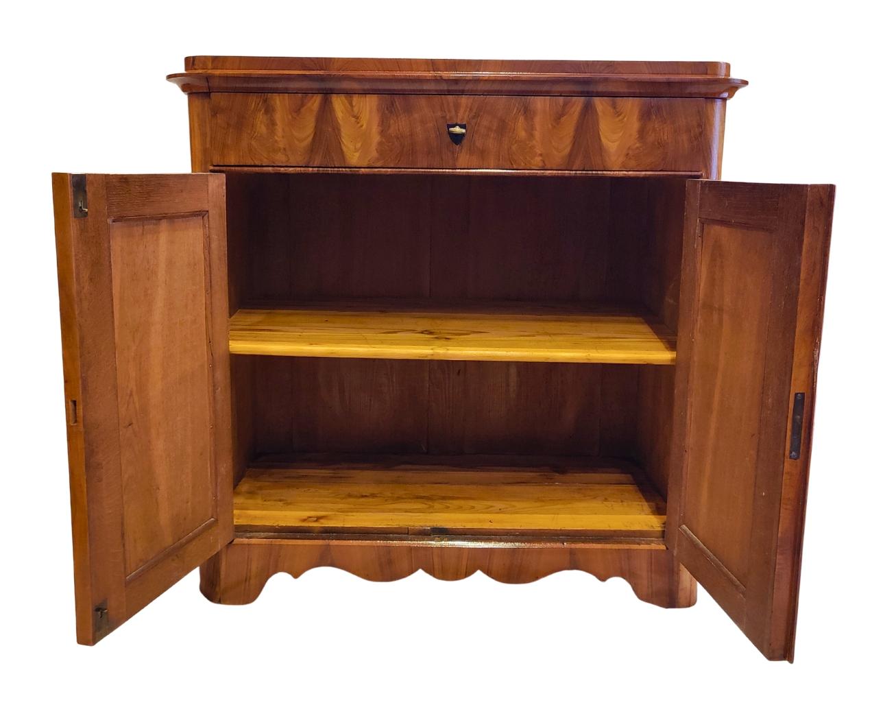 Biedermeier Halbschrank/Kommode aus Nussbaumholz, 19. Jahrhundert im Angebot 2