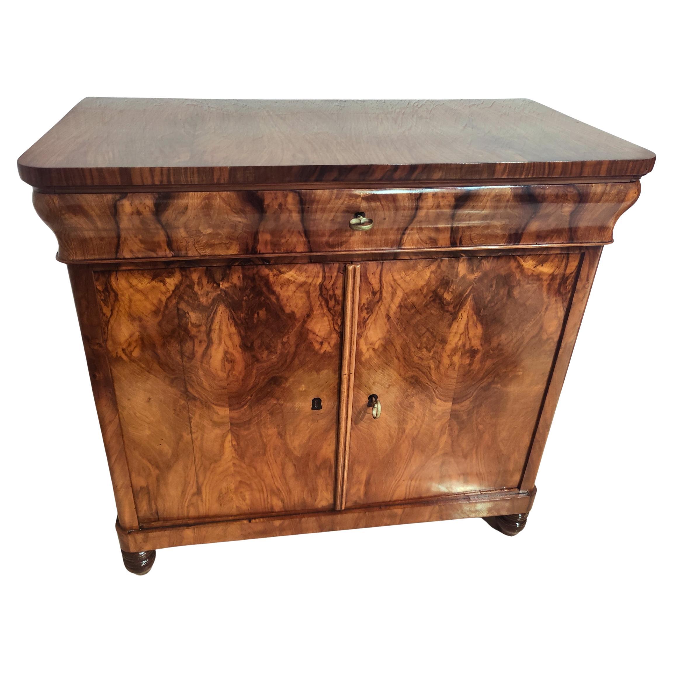 Demi-armoire / Commode en noyer Biedermeier du 19e siècle