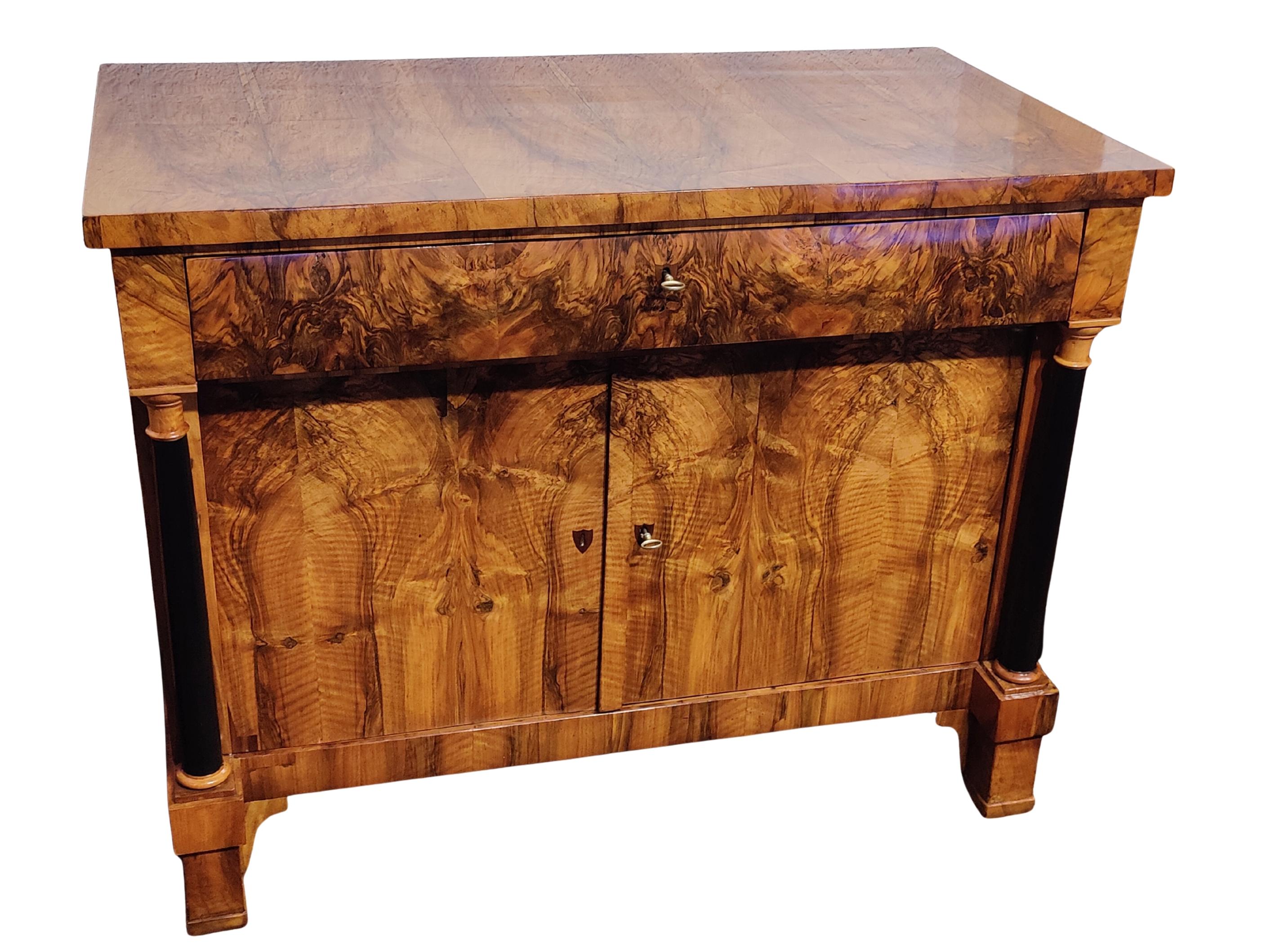 Mezzo armadio in noce Biedermeier del XIX secolo in vendita 4