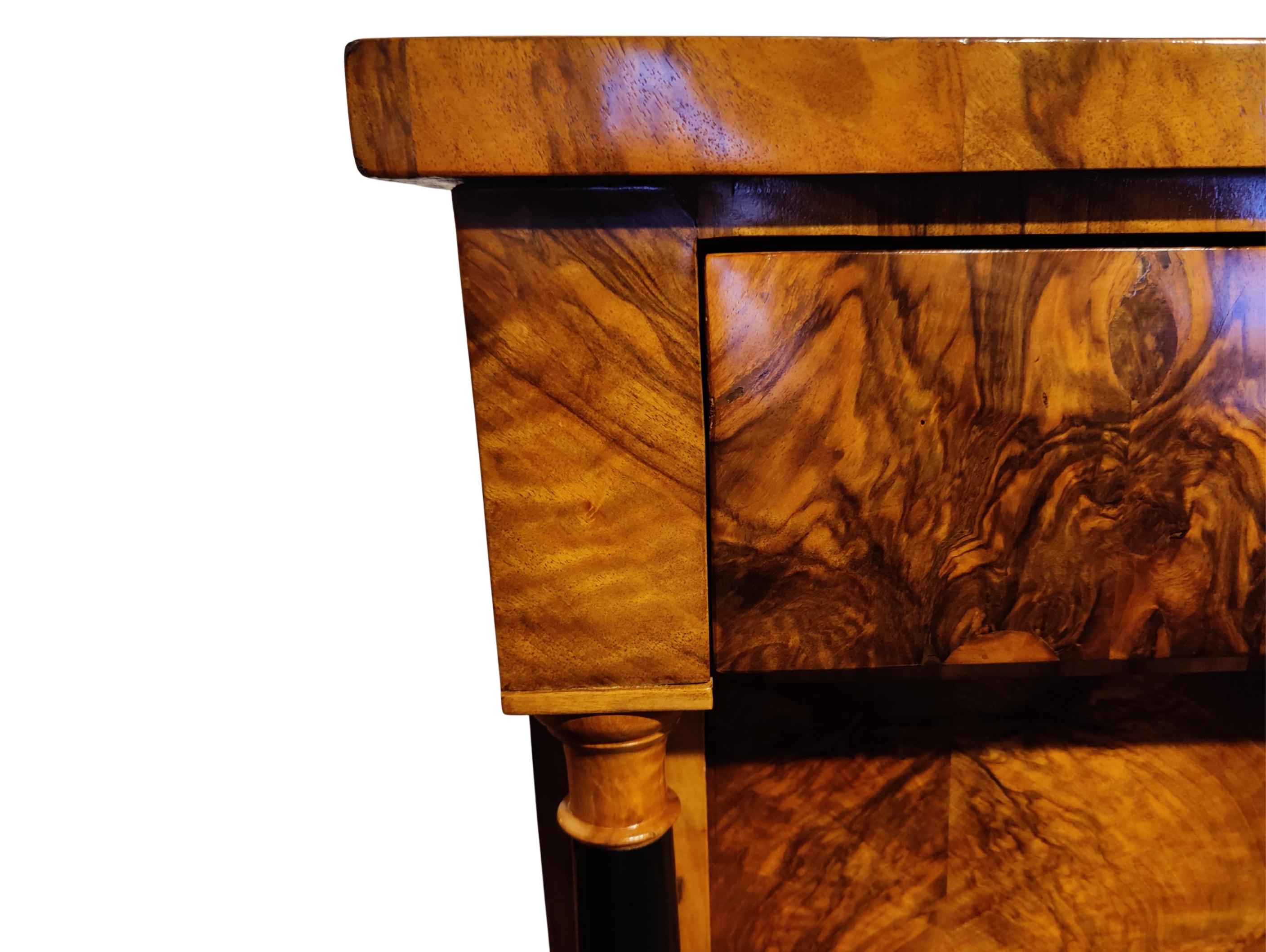 Mezzo armadio in noce Biedermeier del XIX secolo in vendita 5