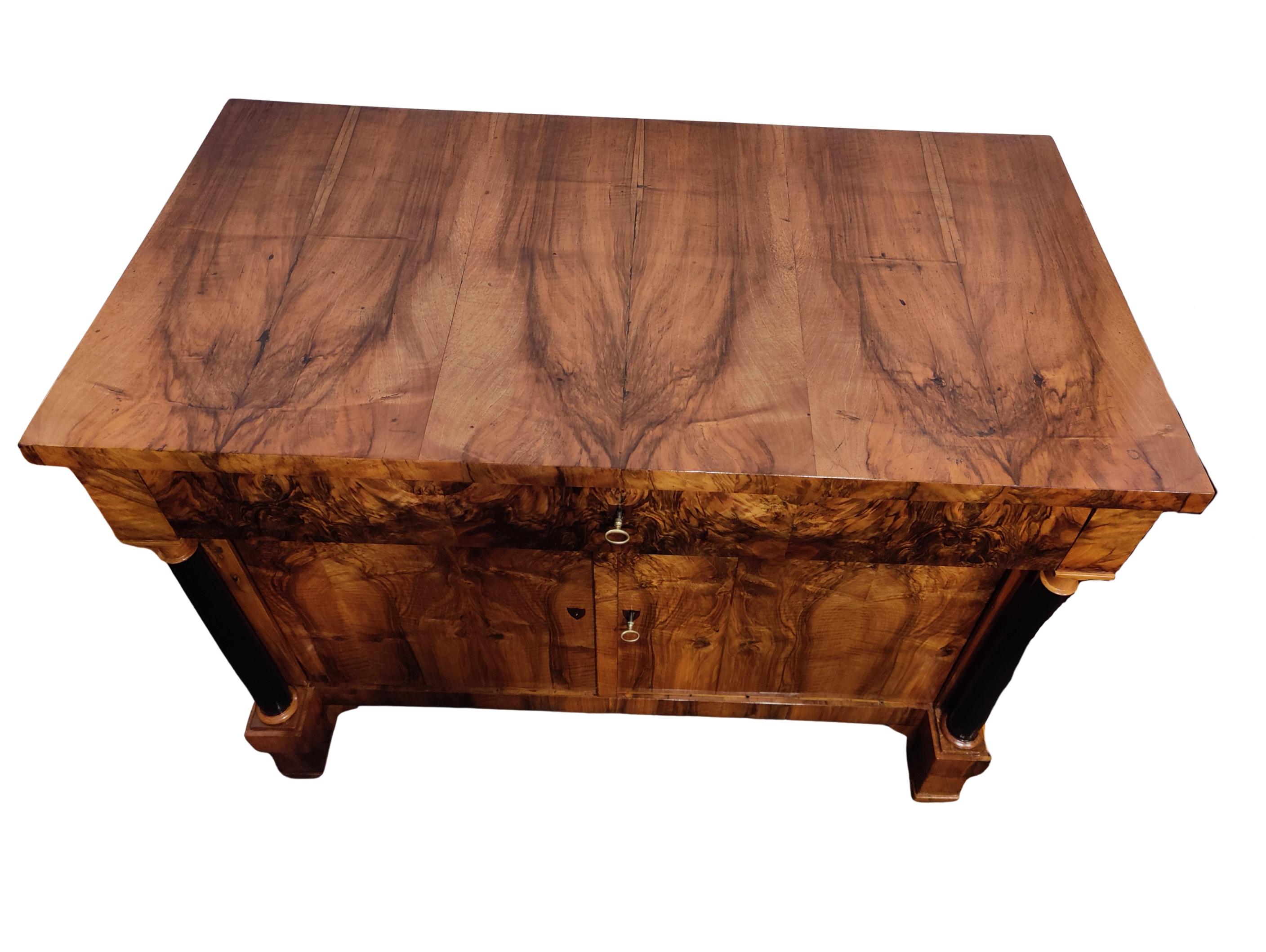 Mezzo armadio in noce Biedermeier del XIX secolo in vendita 6