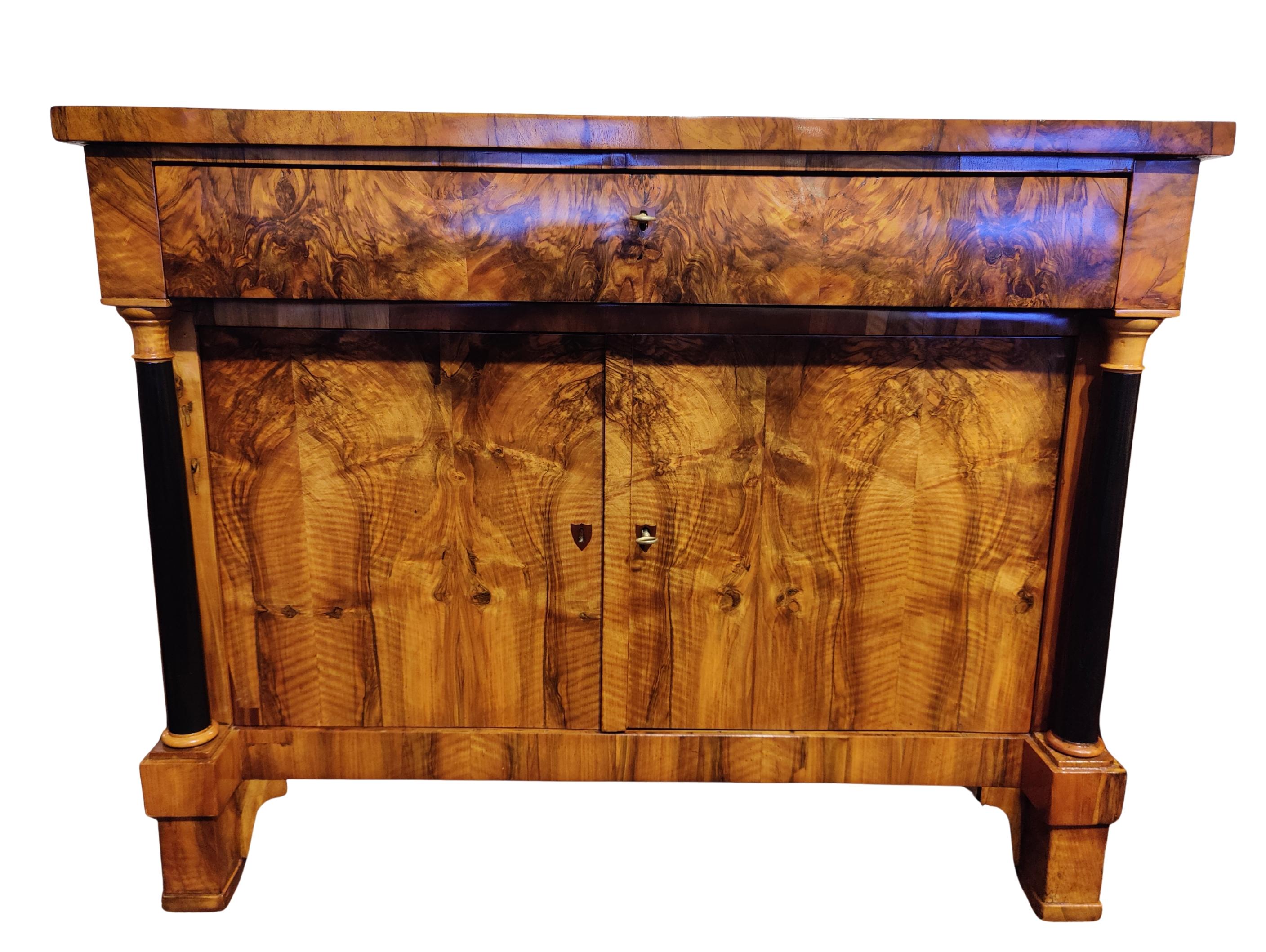 Mezzo armadio in noce Biedermeier del XIX secolo in vendita 7