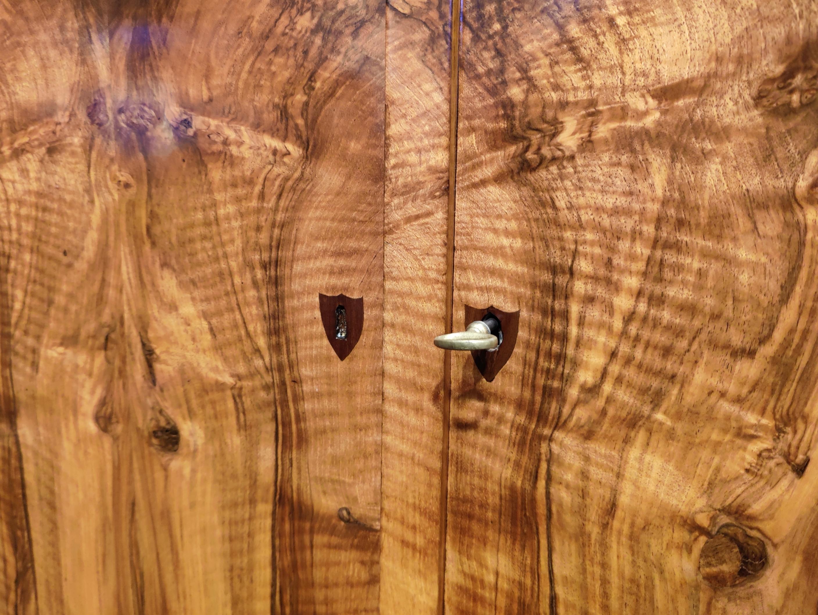 Mezzo armadio in noce Biedermeier del XIX secolo in vendita 8