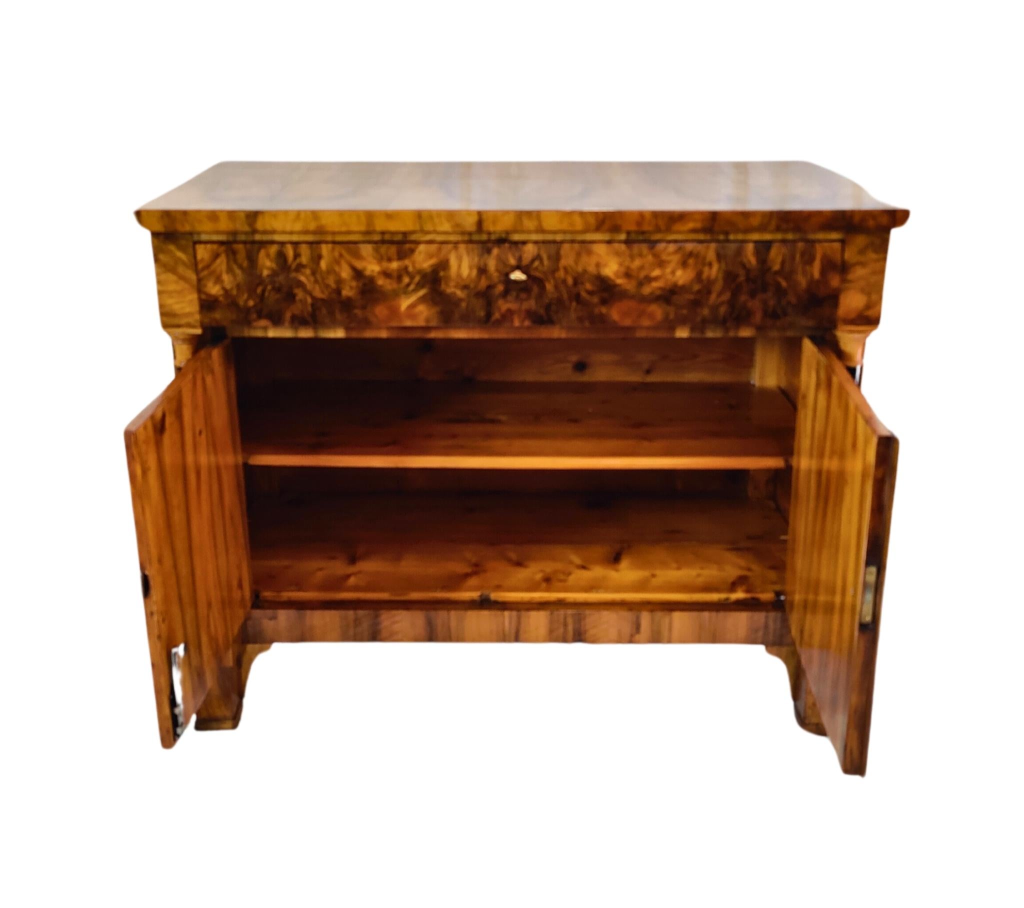 Lucidato Mezzo armadio in noce Biedermeier del XIX secolo in vendita