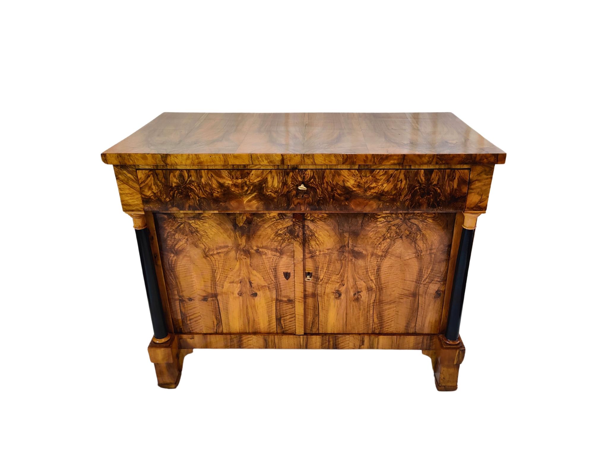 Mezzo armadio in noce Biedermeier del XIX secolo In condizioni buone in vendita a Darmstadt, DE