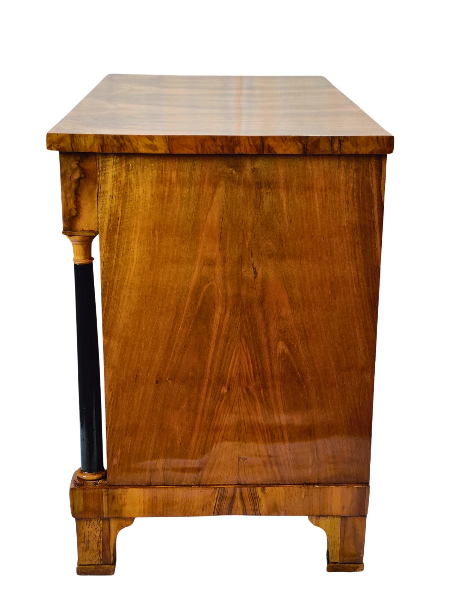 Noce Mezzo armadio in noce Biedermeier del XIX secolo in vendita