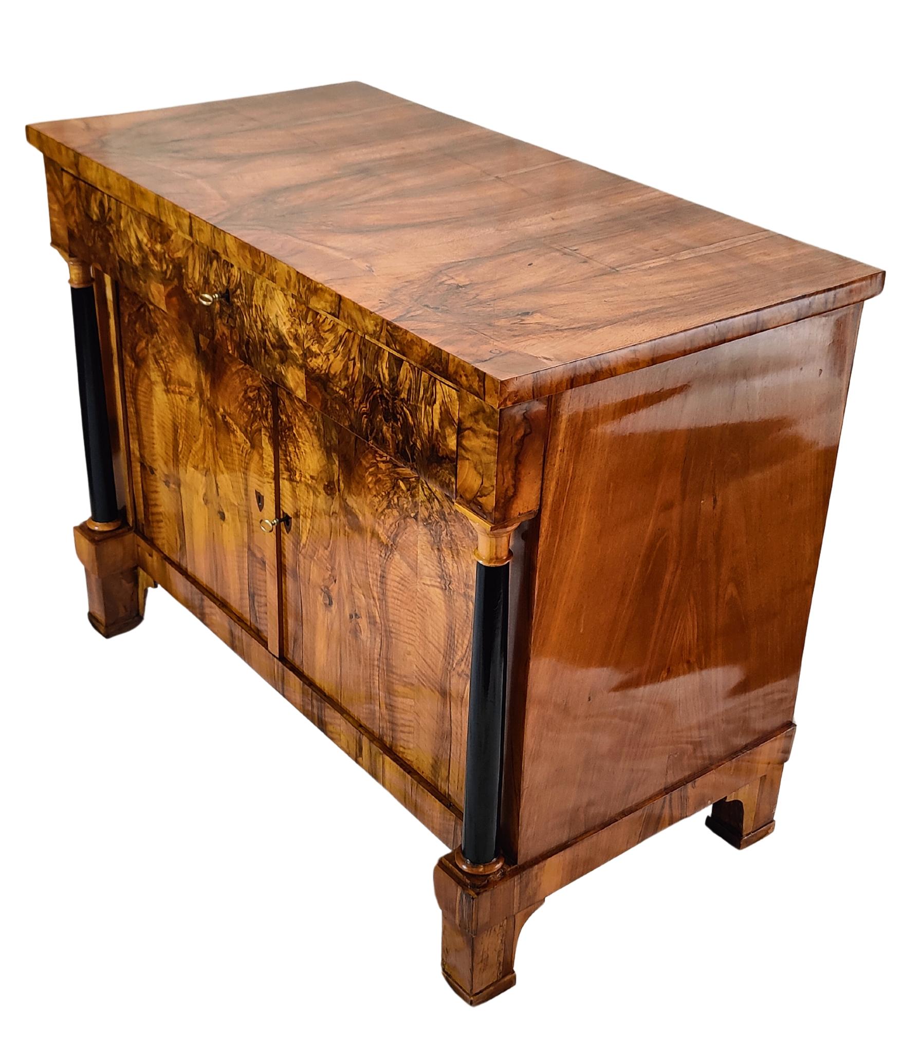 Mezzo armadio in noce Biedermeier del XIX secolo in vendita 1