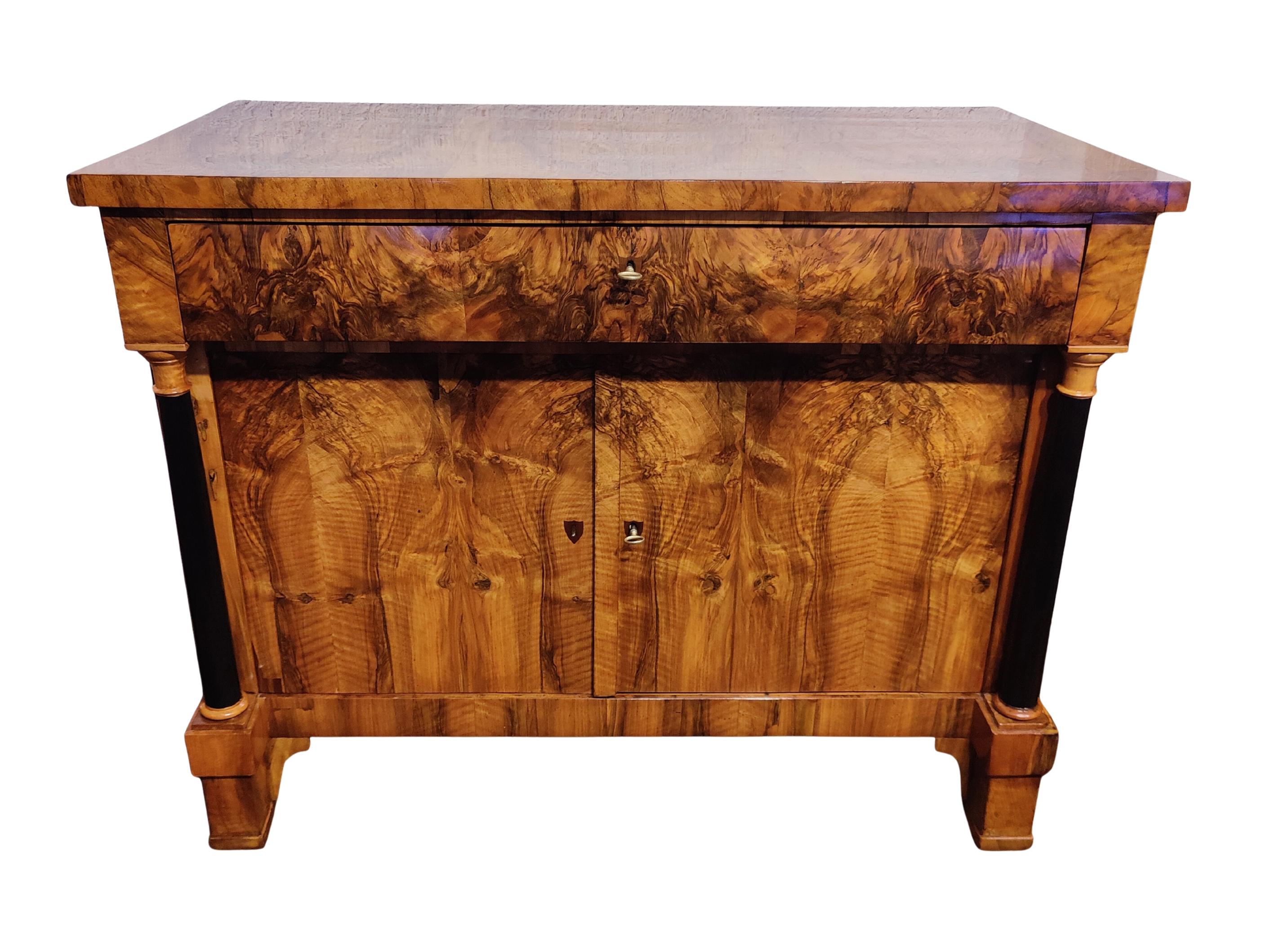 Mezzo armadio in noce Biedermeier del XIX secolo in vendita 3