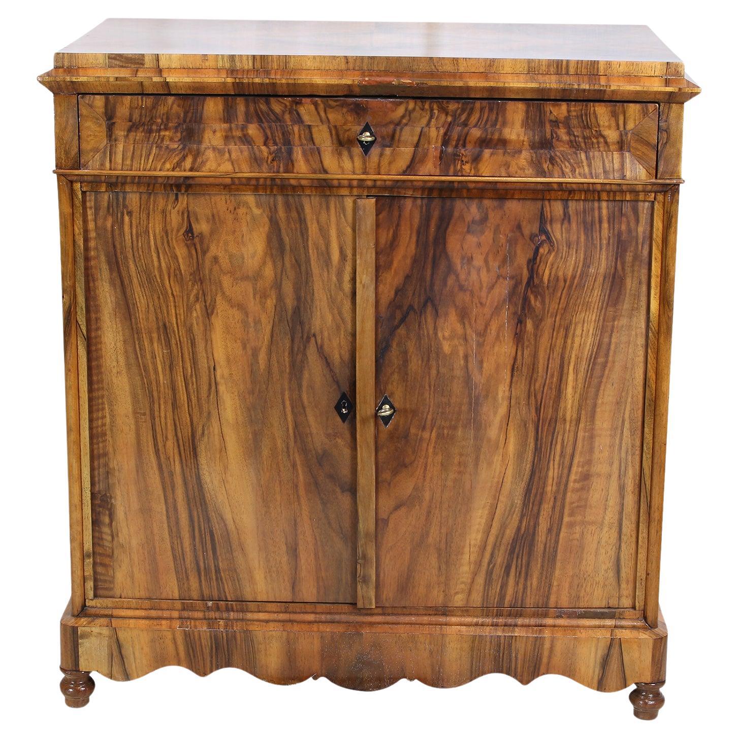 Demi-armoire ou commode en noyer Biedermeier du XIXe siècle en vente