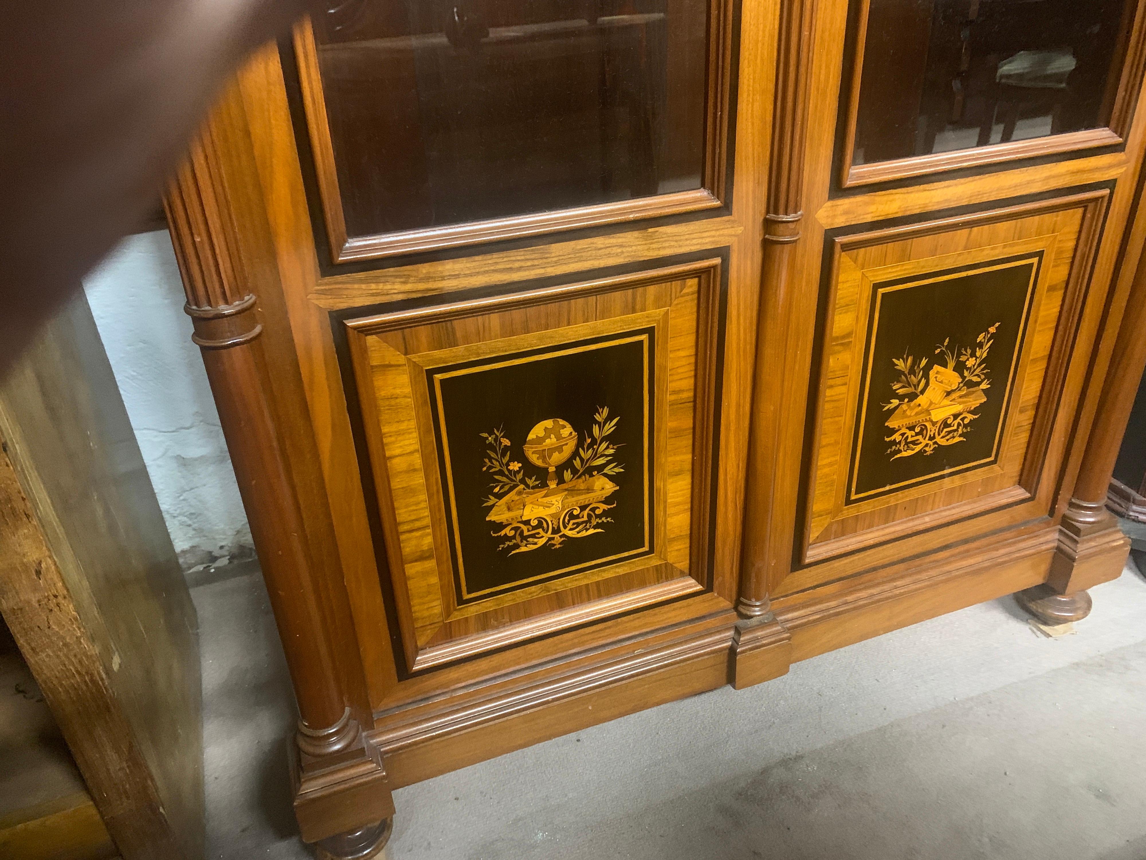 Lovely Biedermeier cabinet, made of walnut wood and inlaid with fruit woods. Architectural furniture and at the same time linear and elegant. This is a fantastic display case!!! Hard to find another similar.