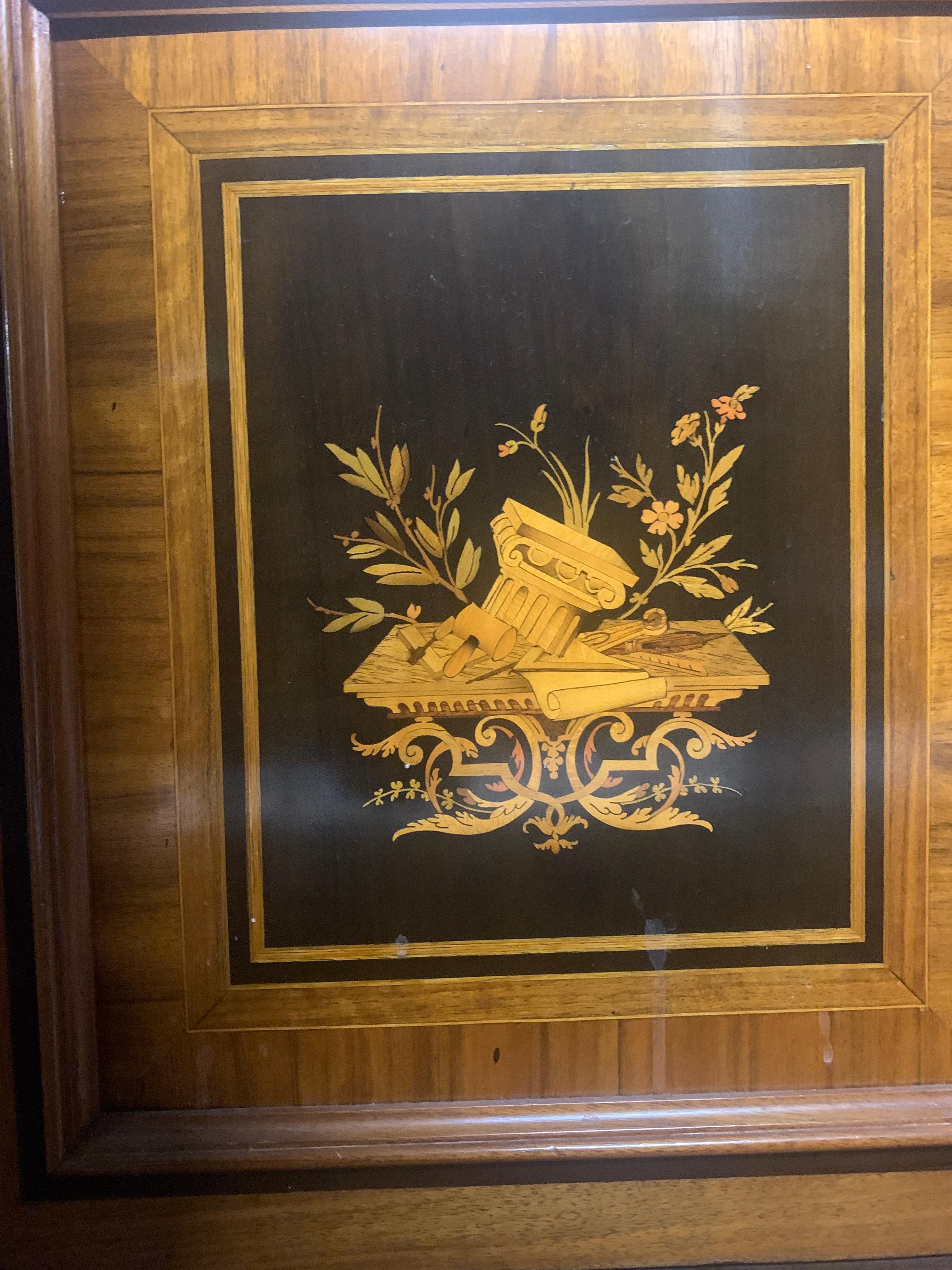 Intarsio Armadio Biedermeier in noce del XIX secolo, intarsiato, anni '40 del XIX secolo