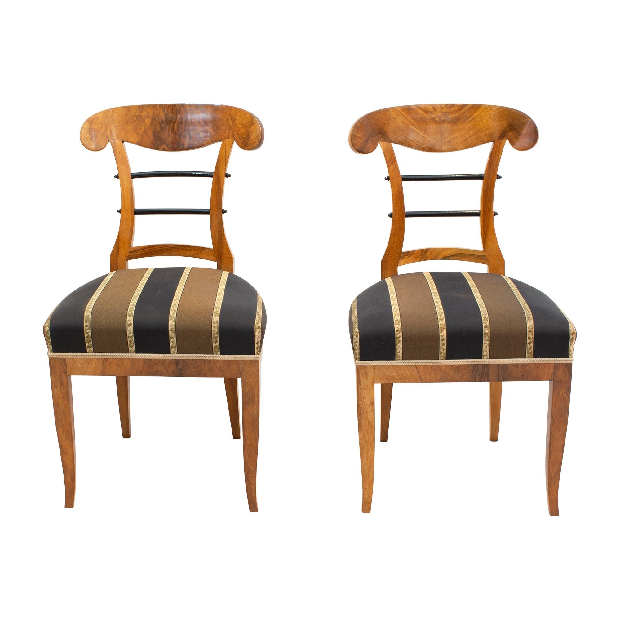 Schönes Paar Biedermeier Schaufelstühle, hergestellt um 1825 mit dickem Nussbaum und Nussbaumfurnier auf Fichtenholz. Der Stuhl wurde neu gepolstert und mit neuem Stoff bezogen. In sehr gutem restauriertem Zustand. 

Bitte beachten Sie, dass wir