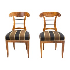 Early 19th Century Biedermeier Walnut Shovel Chair Pair, circa 1825