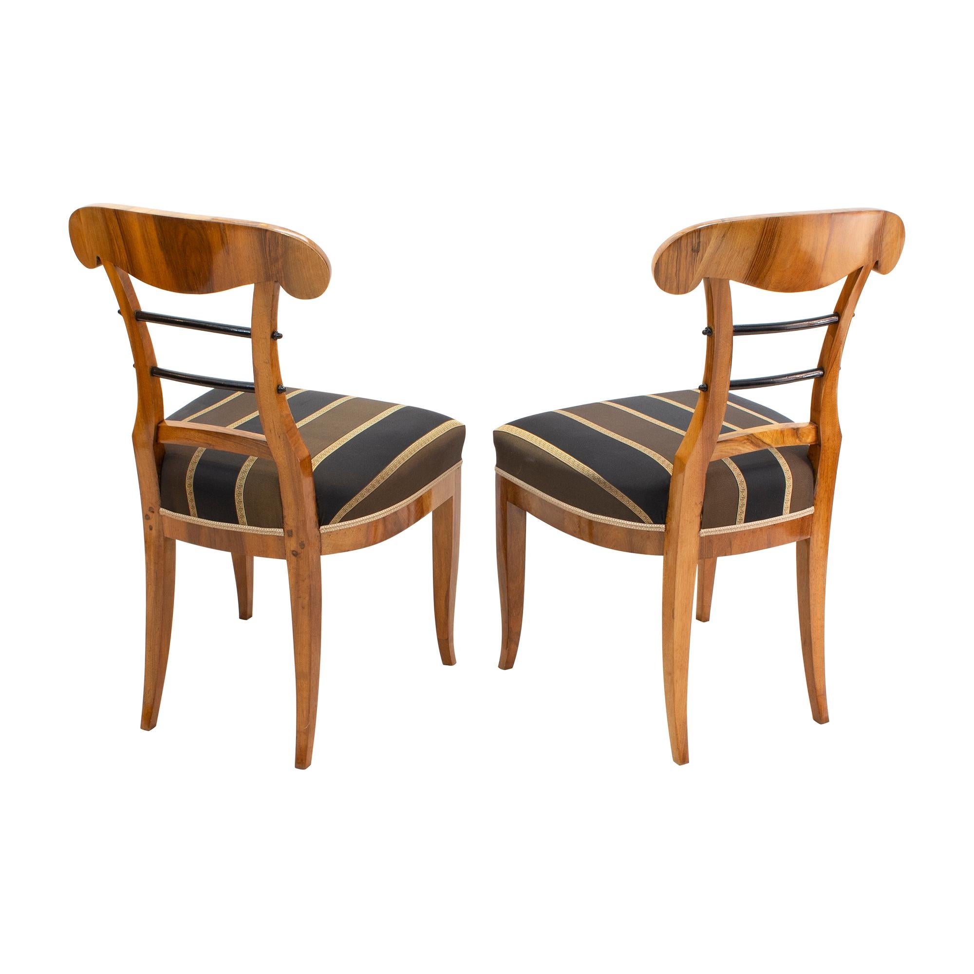 Autrichien Paire de chaises pivotantes Biedermeier en noyer du 19ème siècle en vente