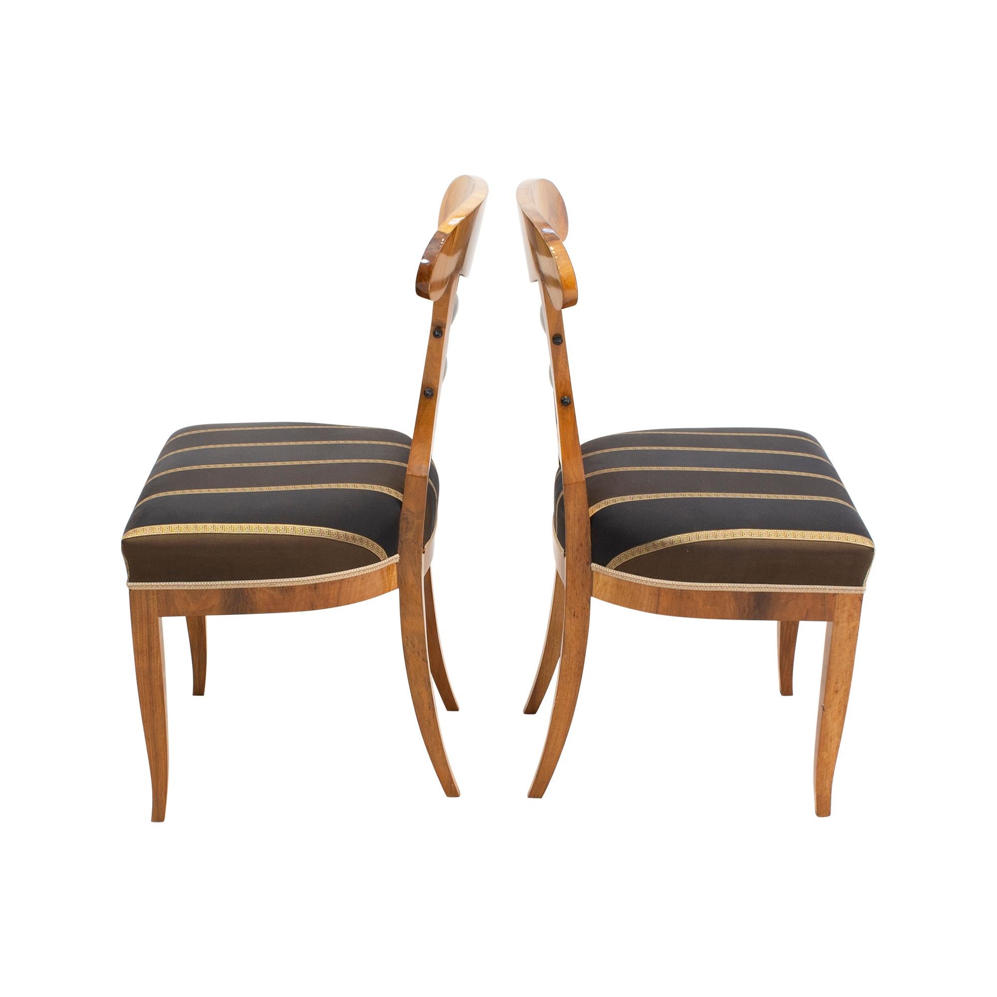 Poli Paire de chaises pivotantes Biedermeier en noyer du 19ème siècle en vente