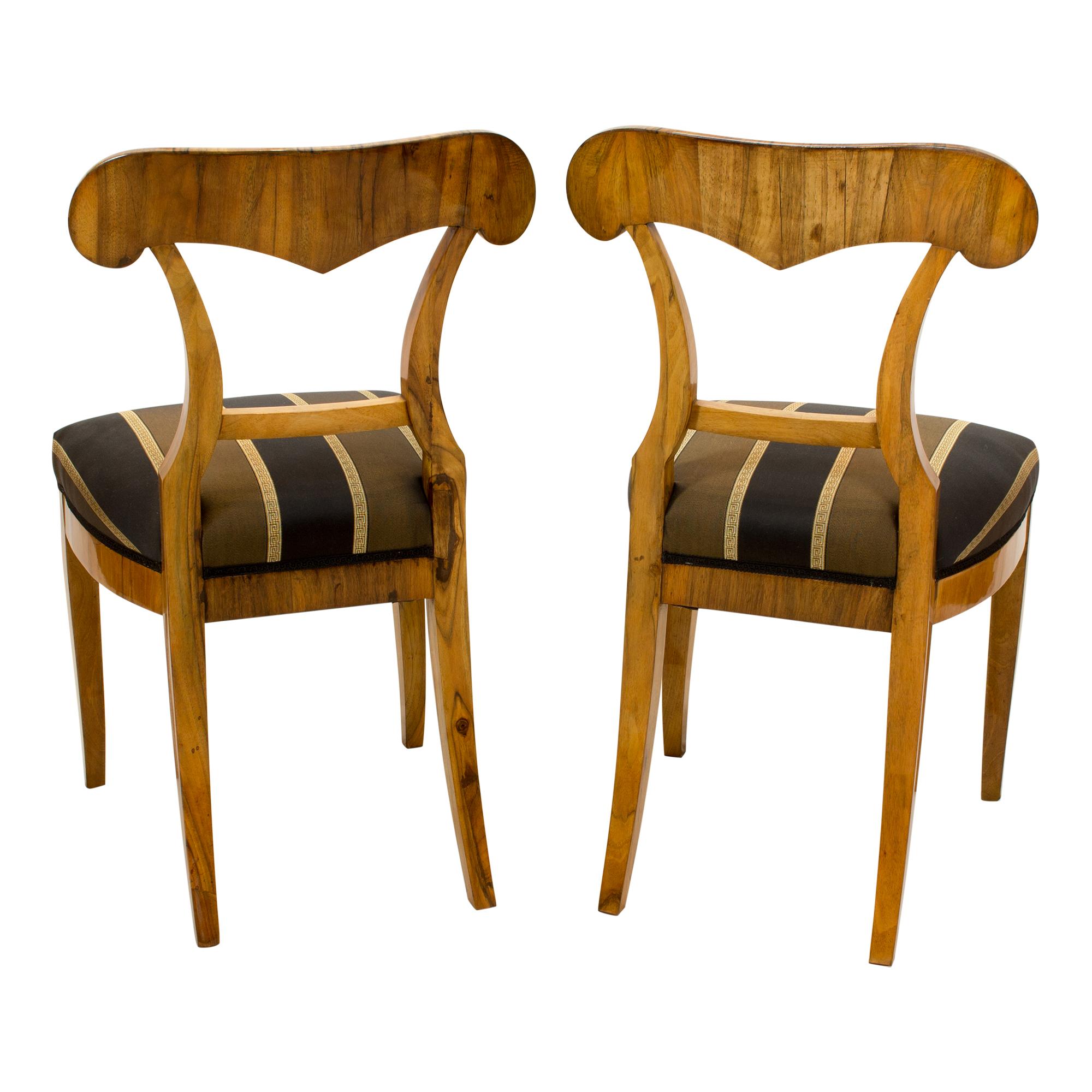 Austrian 19th Century Biedermeier Walnut Pair of Shovel Chairs For Sale