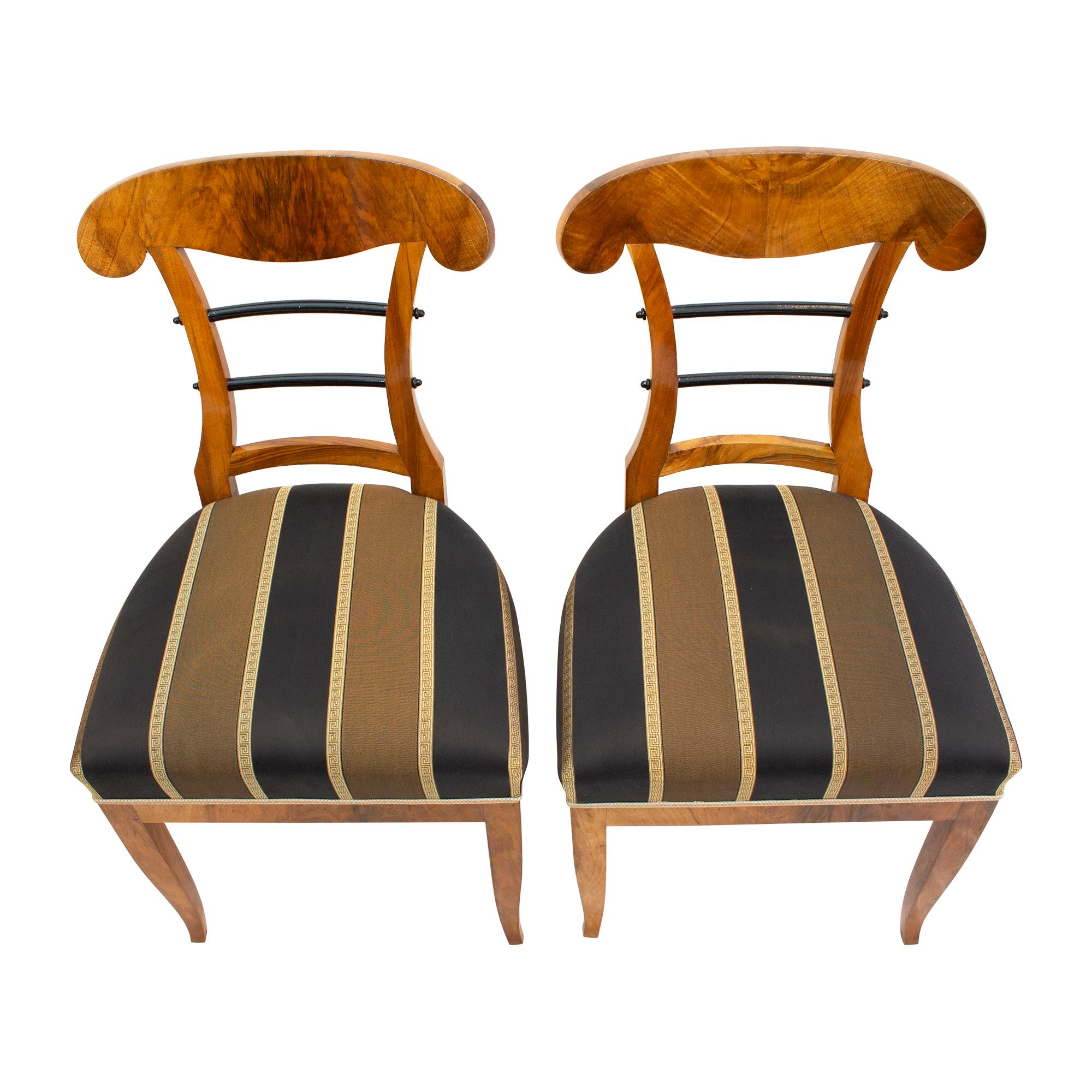 Polished 19th Century Biedermeier Walnut Pair of Shovel Chairs For Sale