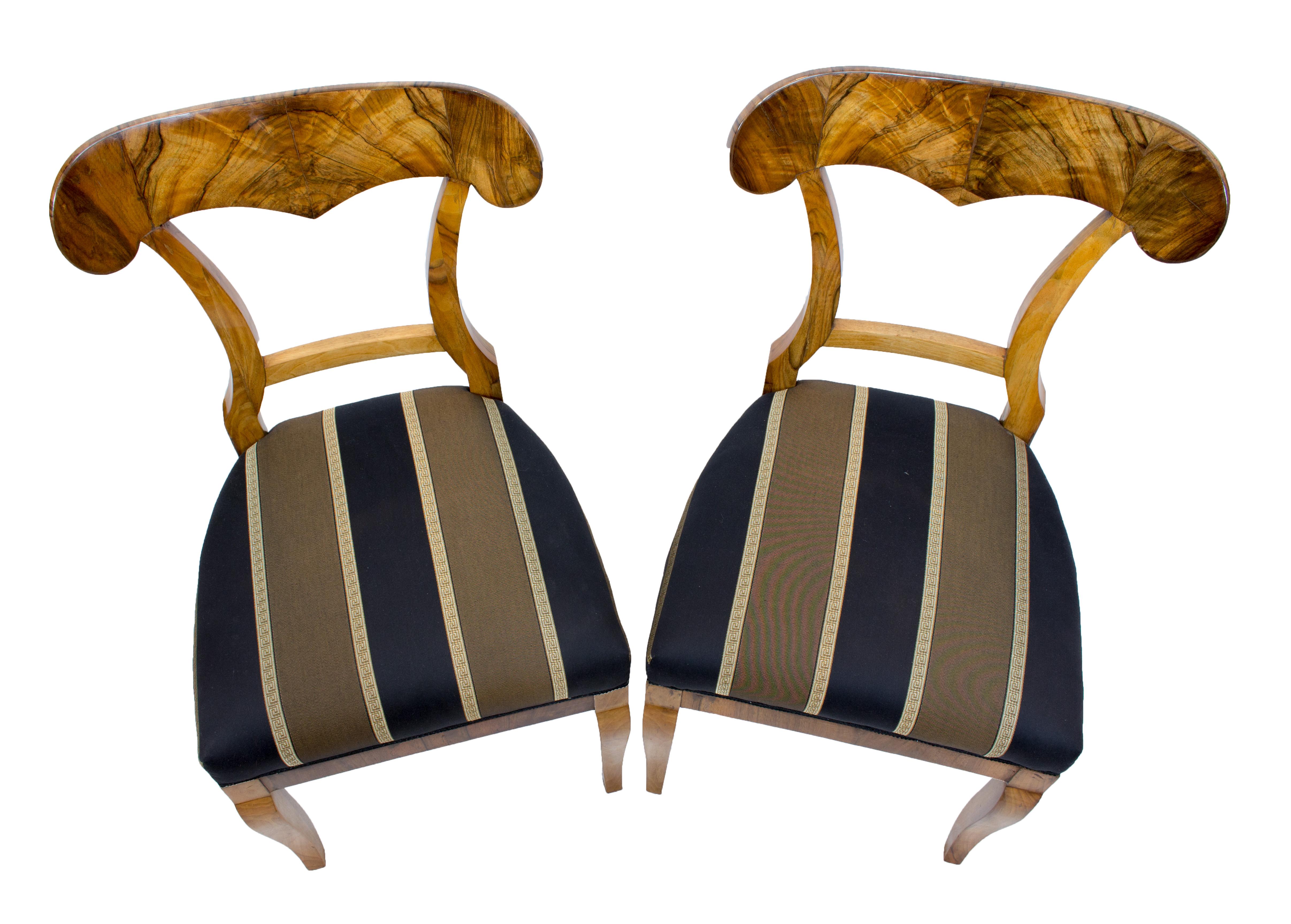 Polished 19th Century Biedermeier Walnut Pair of Shovel Chairs For Sale