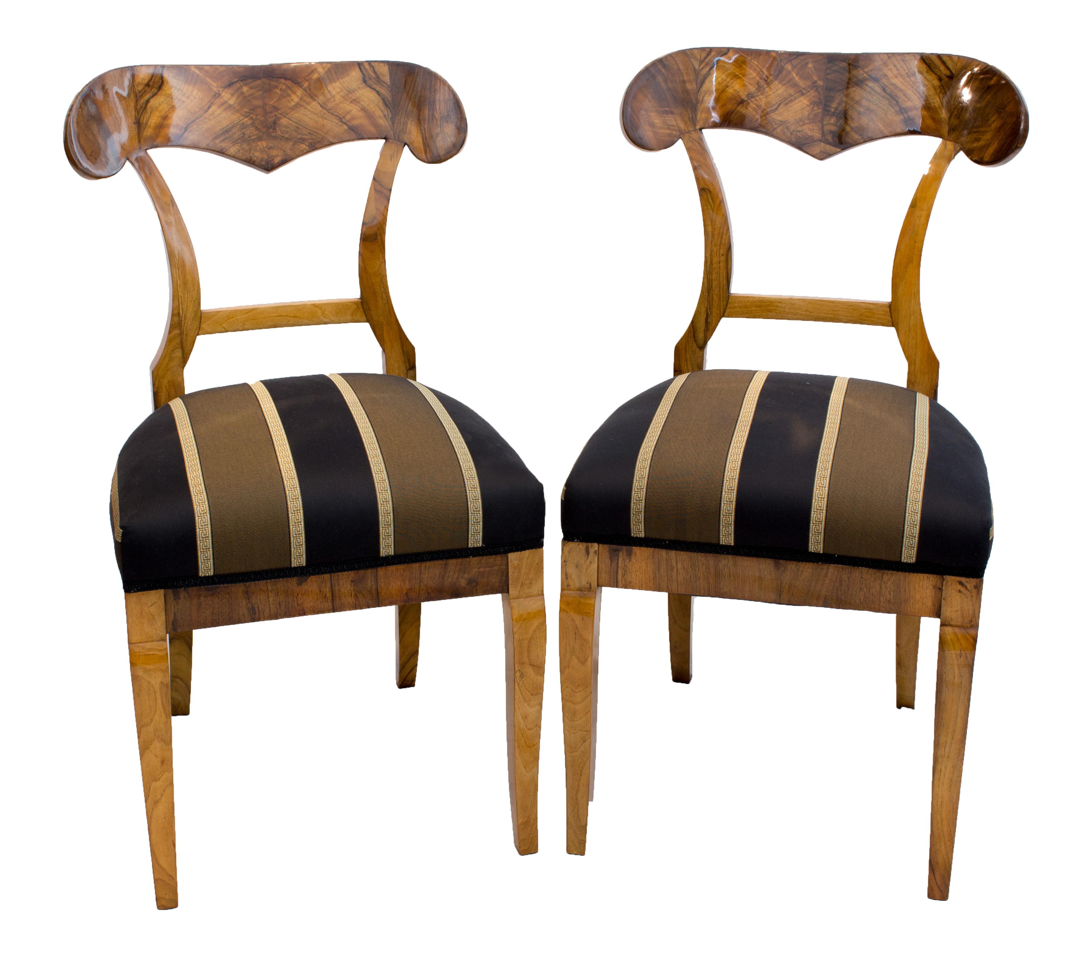 19th Century Biedermeier Walnut Pair of Shovel Chairs In Good Condition For Sale In Darmstadt, DE