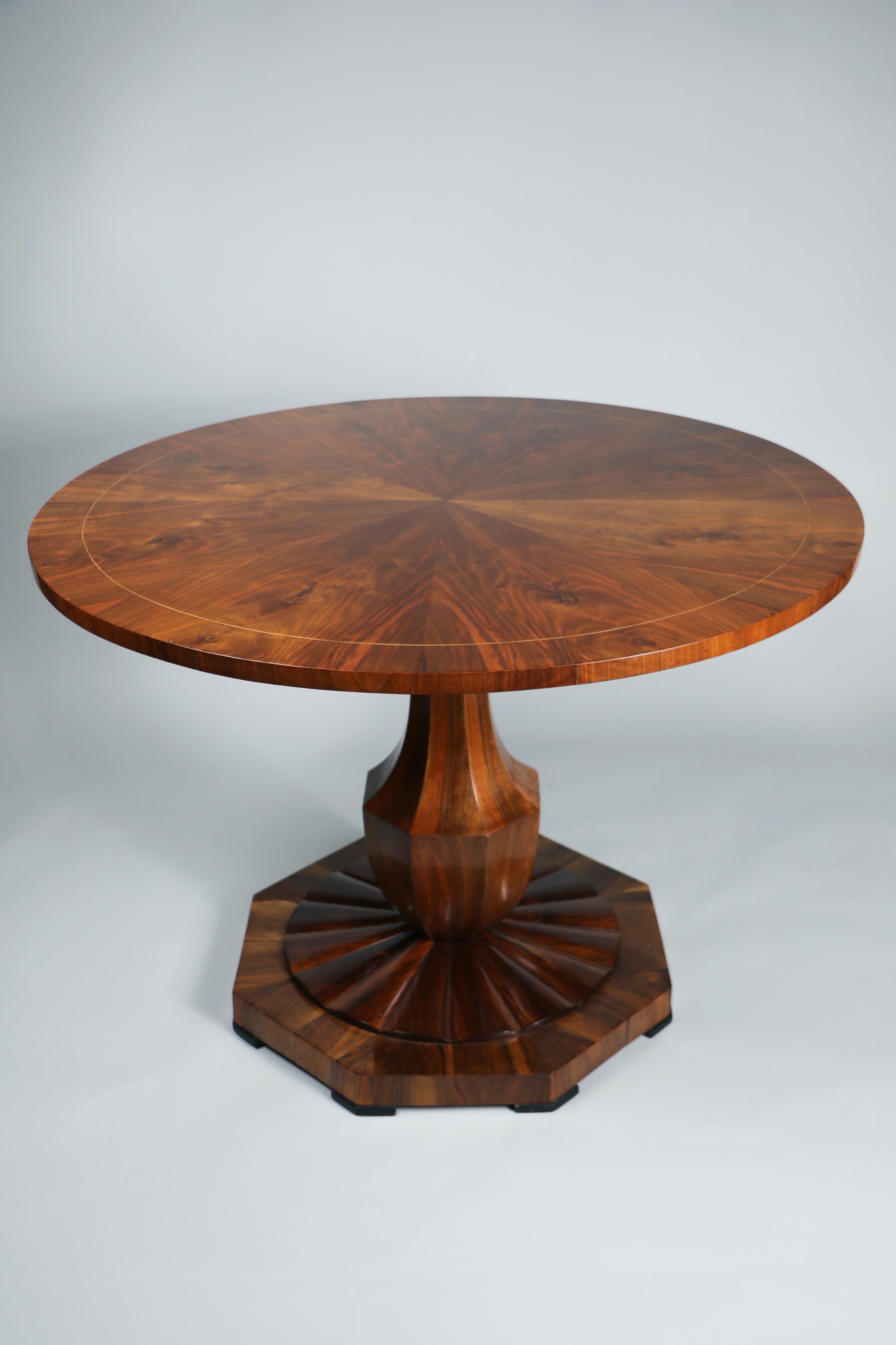 19th Century Biedermeier Walnut Pedestal Table. Vienna, c. 1825. 10