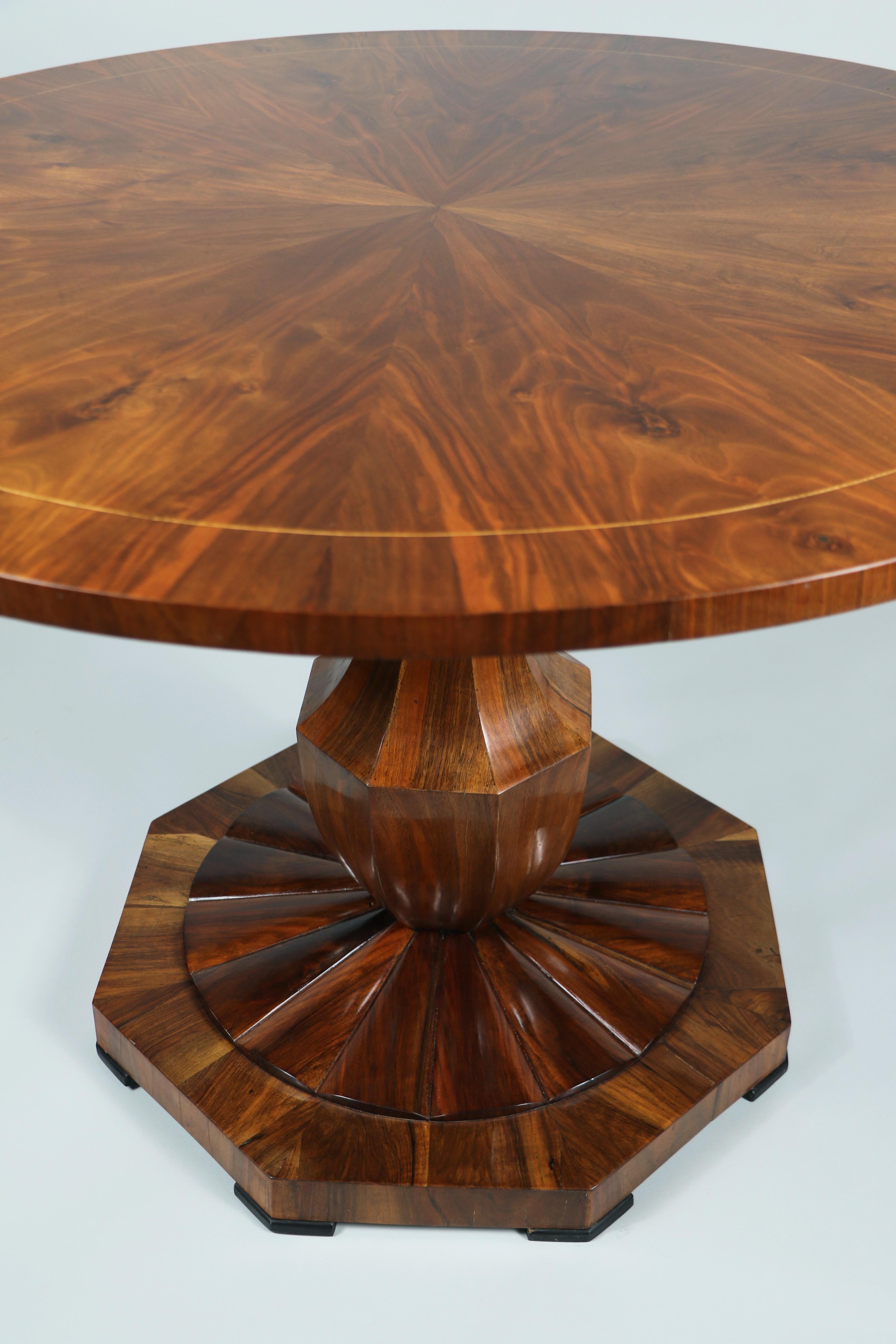 Hello,
This elegant Biedermeier walnut table was made in Vienna circa 1825.

Viennese Biedermeier pieces are distinguished by their sophisticated proportions, rare and refined design, excellent craftsmanship and continue to have a great influence on