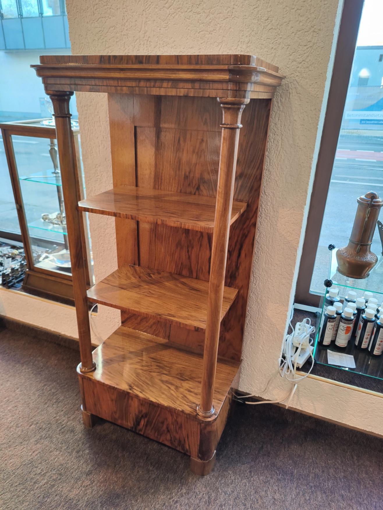 19th Century Biedermeier Walnut Pillar Etagere In Good Condition For Sale In Darmstadt, DE