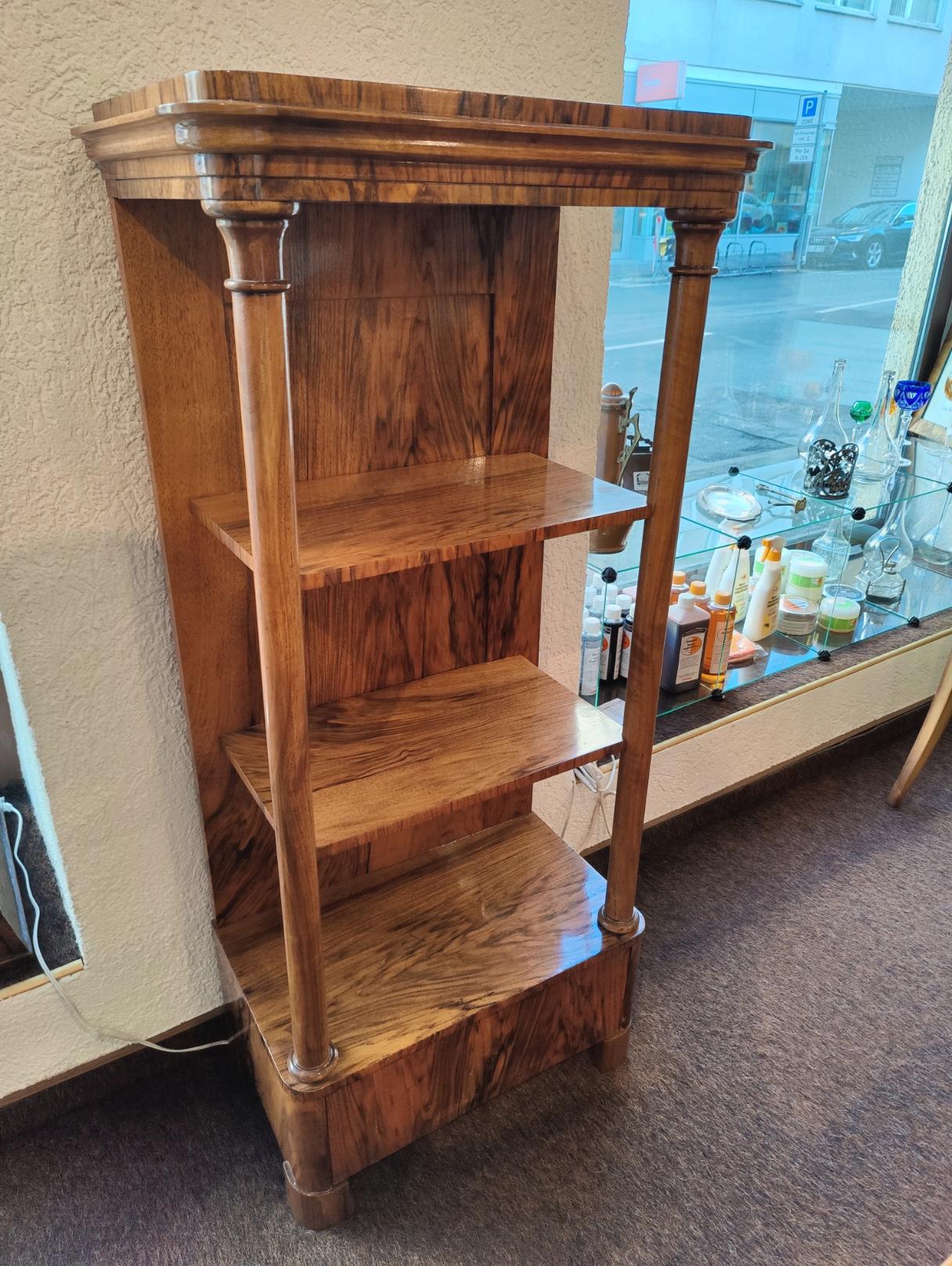 19th Century Biedermeier Walnut Pillar Etagere For Sale 1